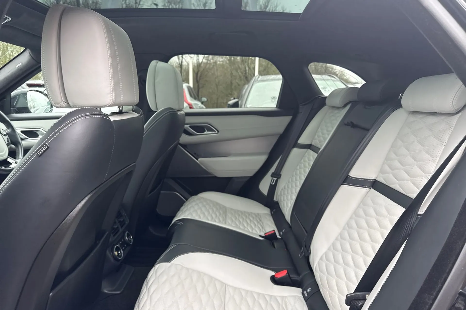 LAND ROVER RANGE ROVER VELAR thumbnail image number 32