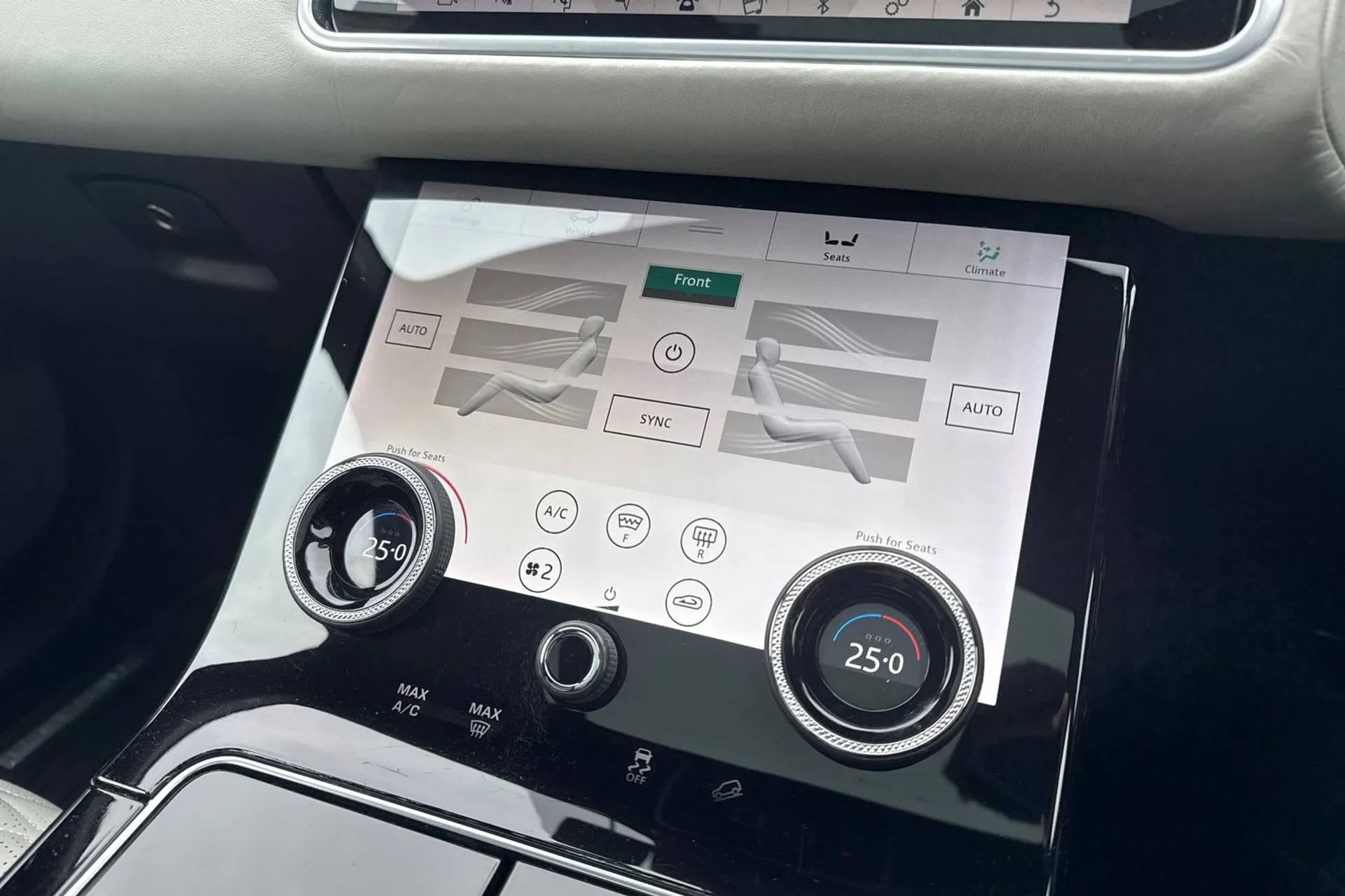 LAND ROVER RANGE ROVER VELAR thumbnail image number 42