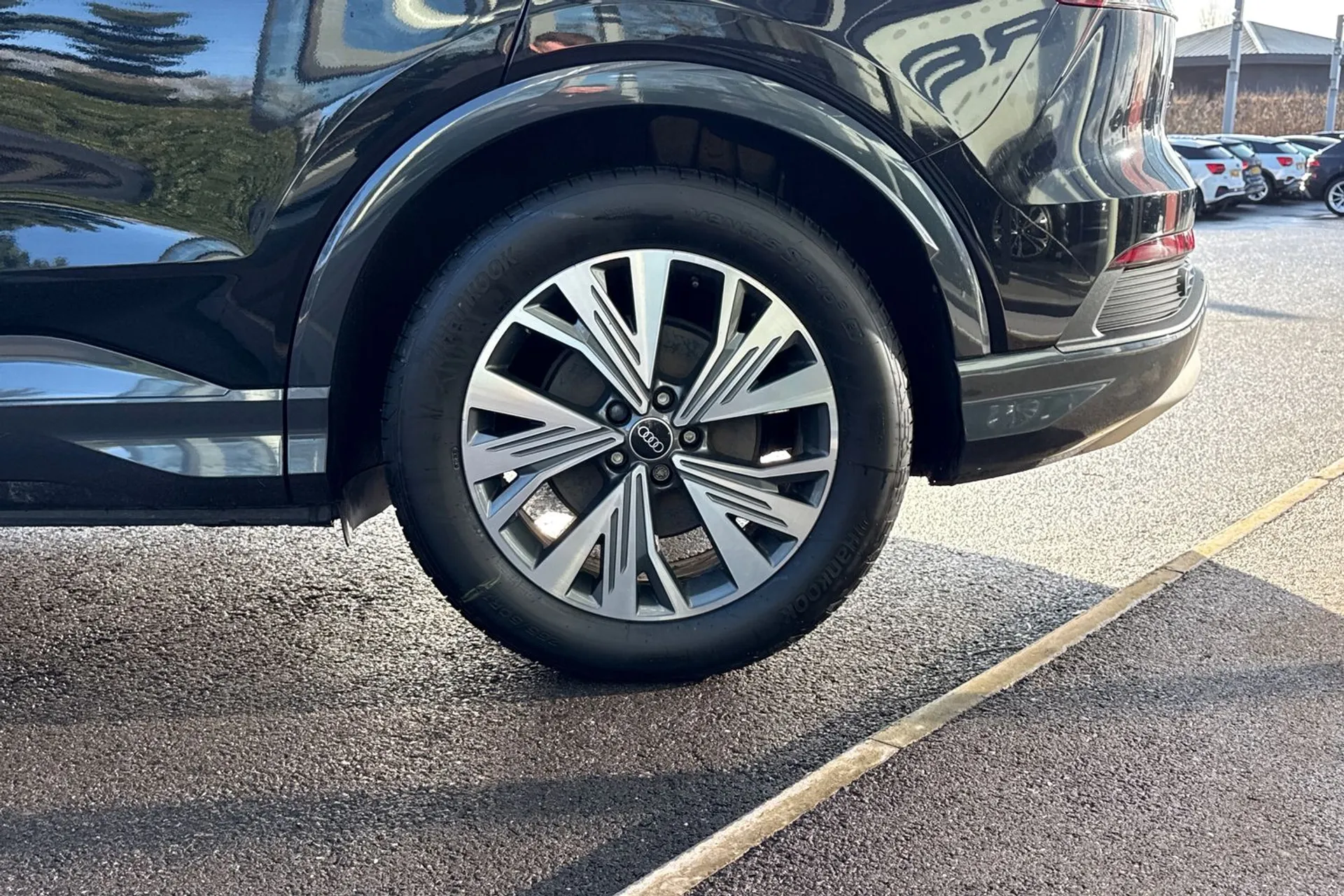 Audi Q4 thumbnail image number 18