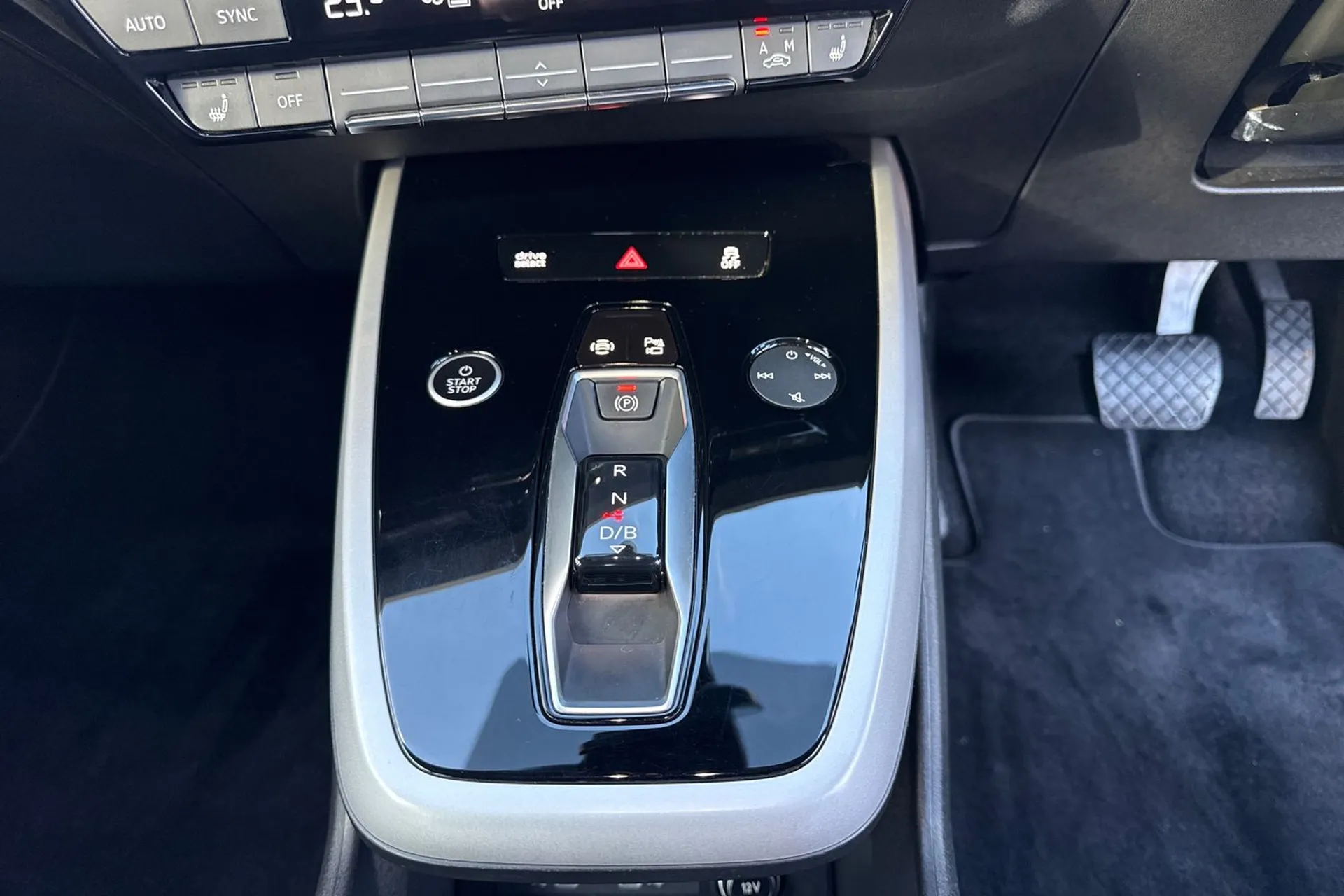 Audi Q4 thumbnail image number 10