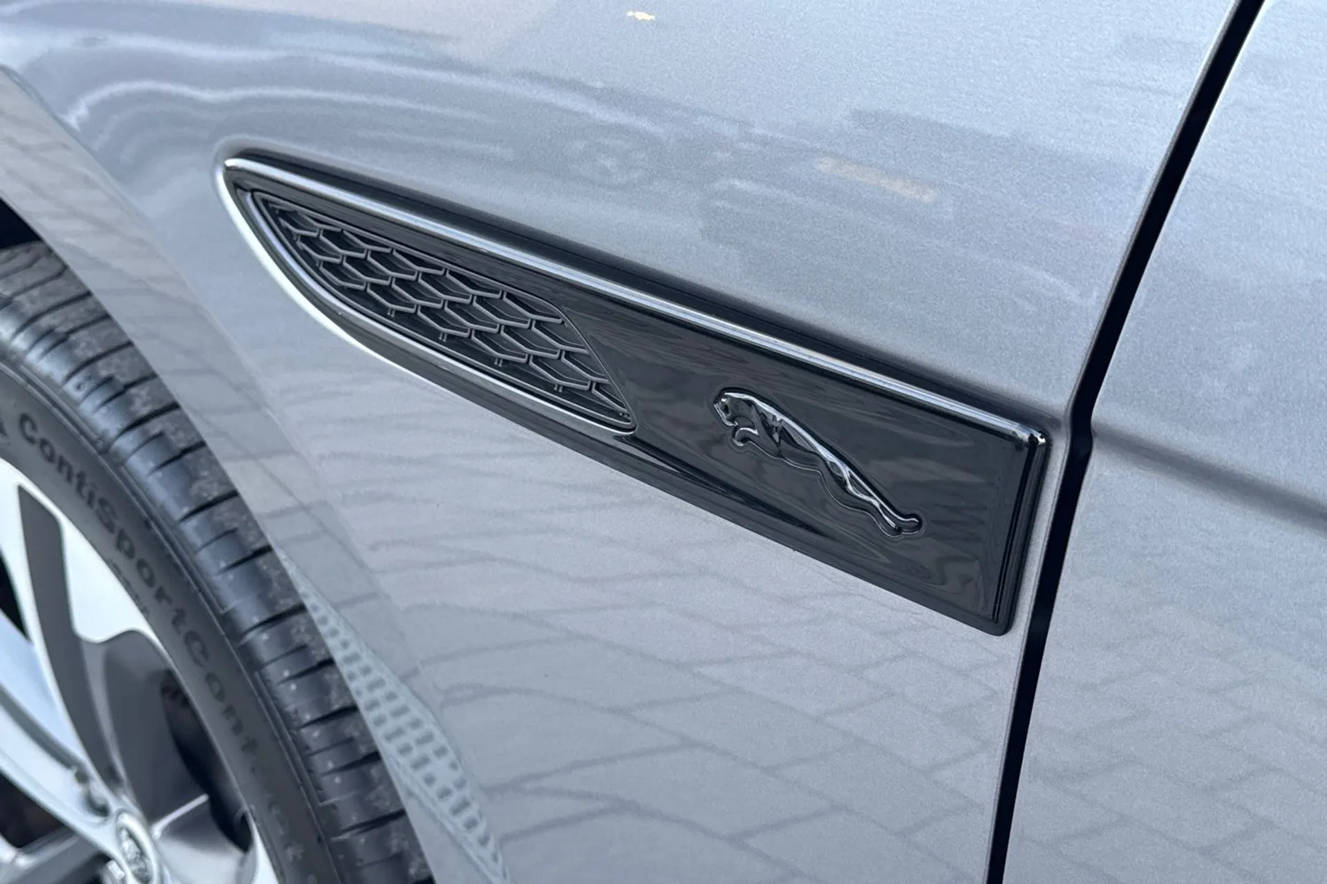 Jaguar F-PACE thumbnail image number 28