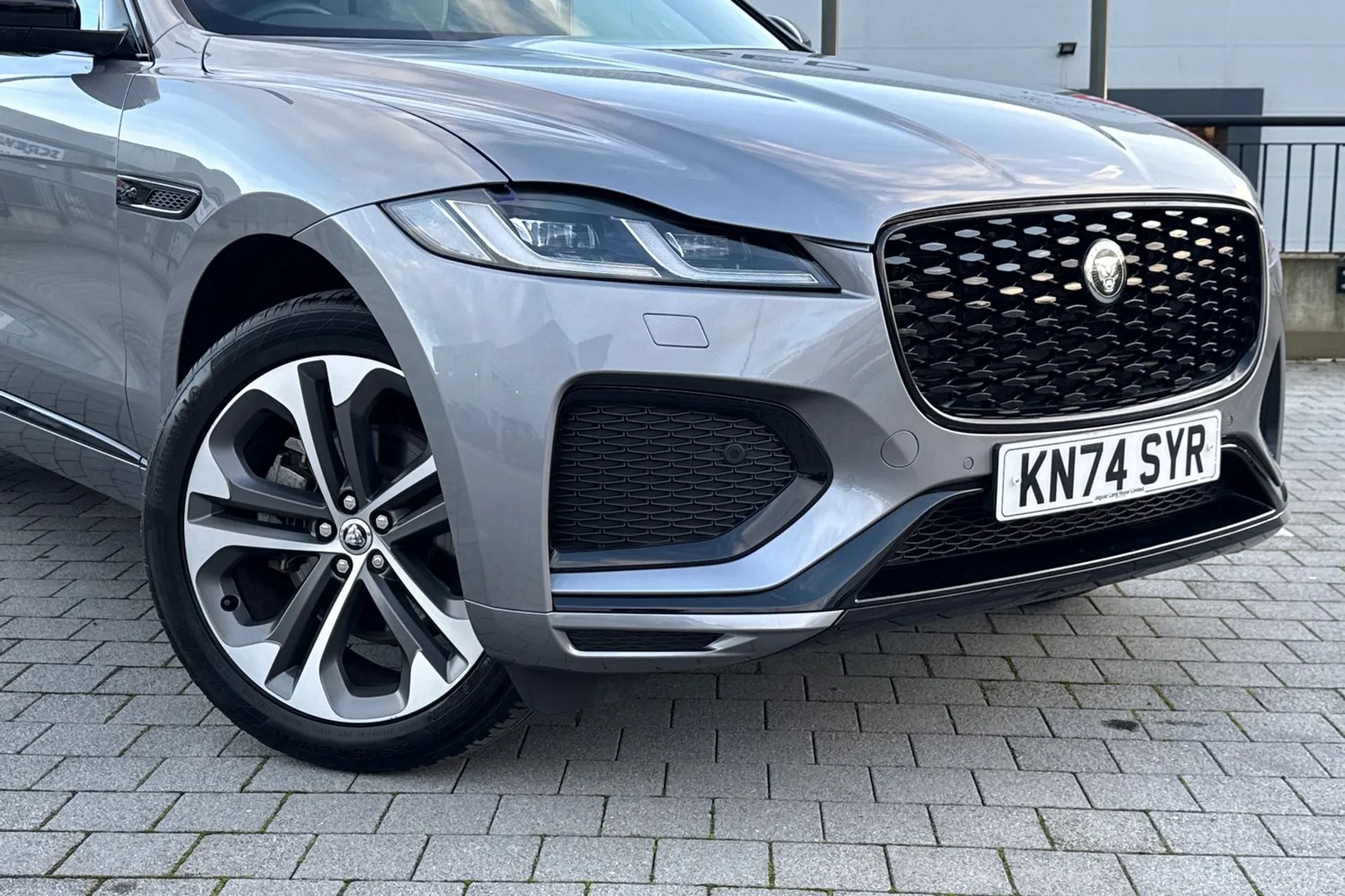 Jaguar F-PACE thumbnail image number 14