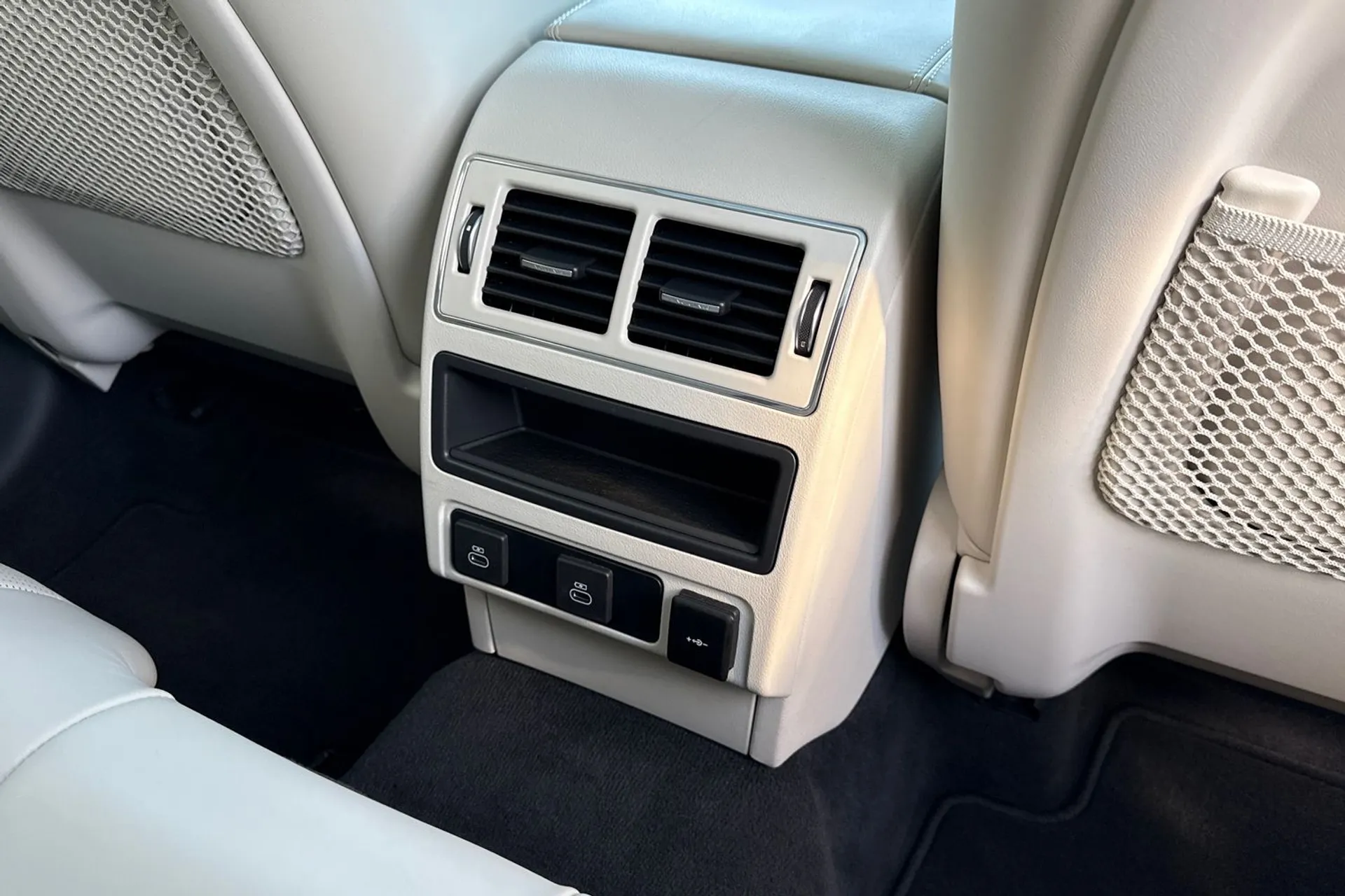 Jaguar F-PACE thumbnail image number 53