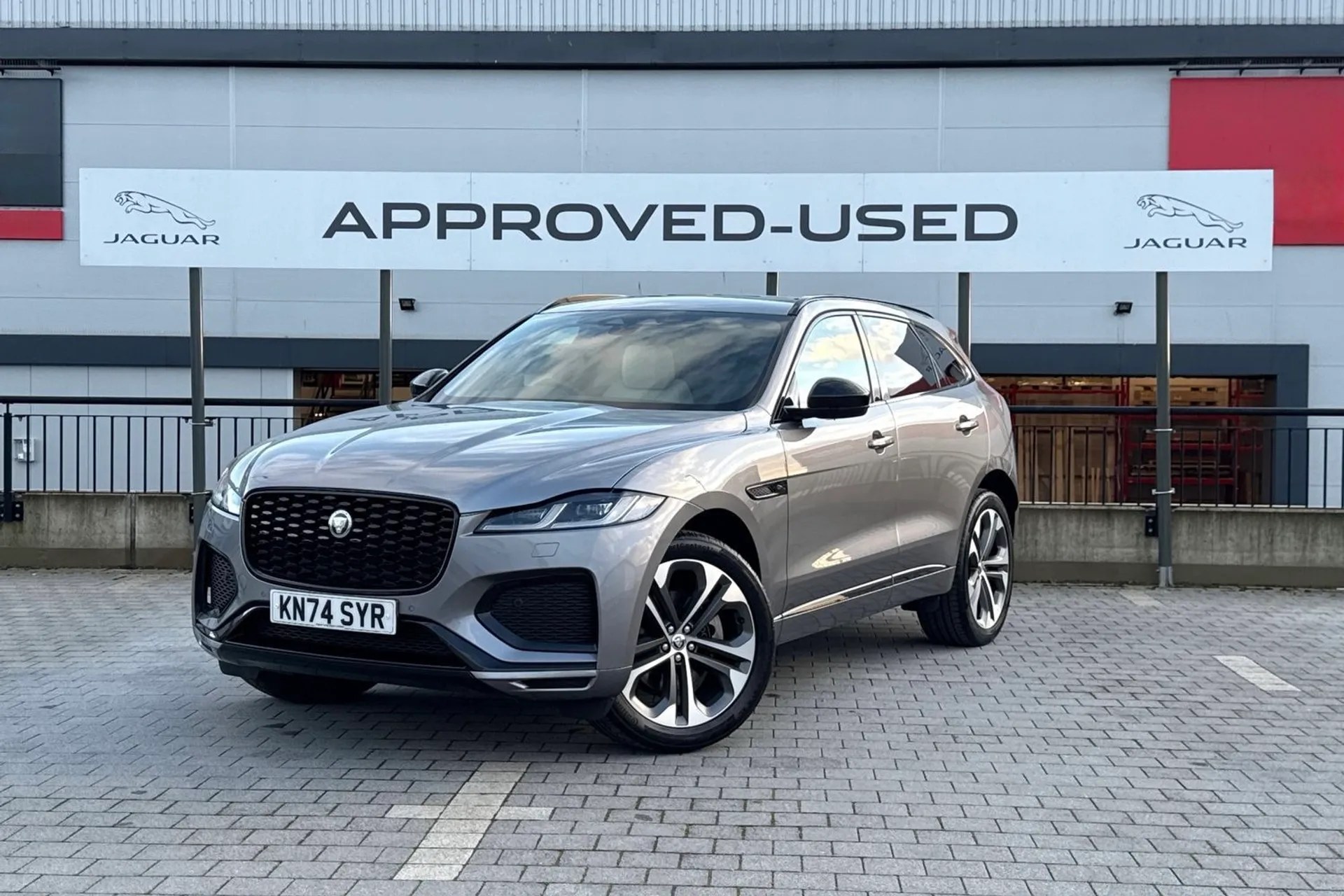 Jaguar F-PACE thumbnail image number 12