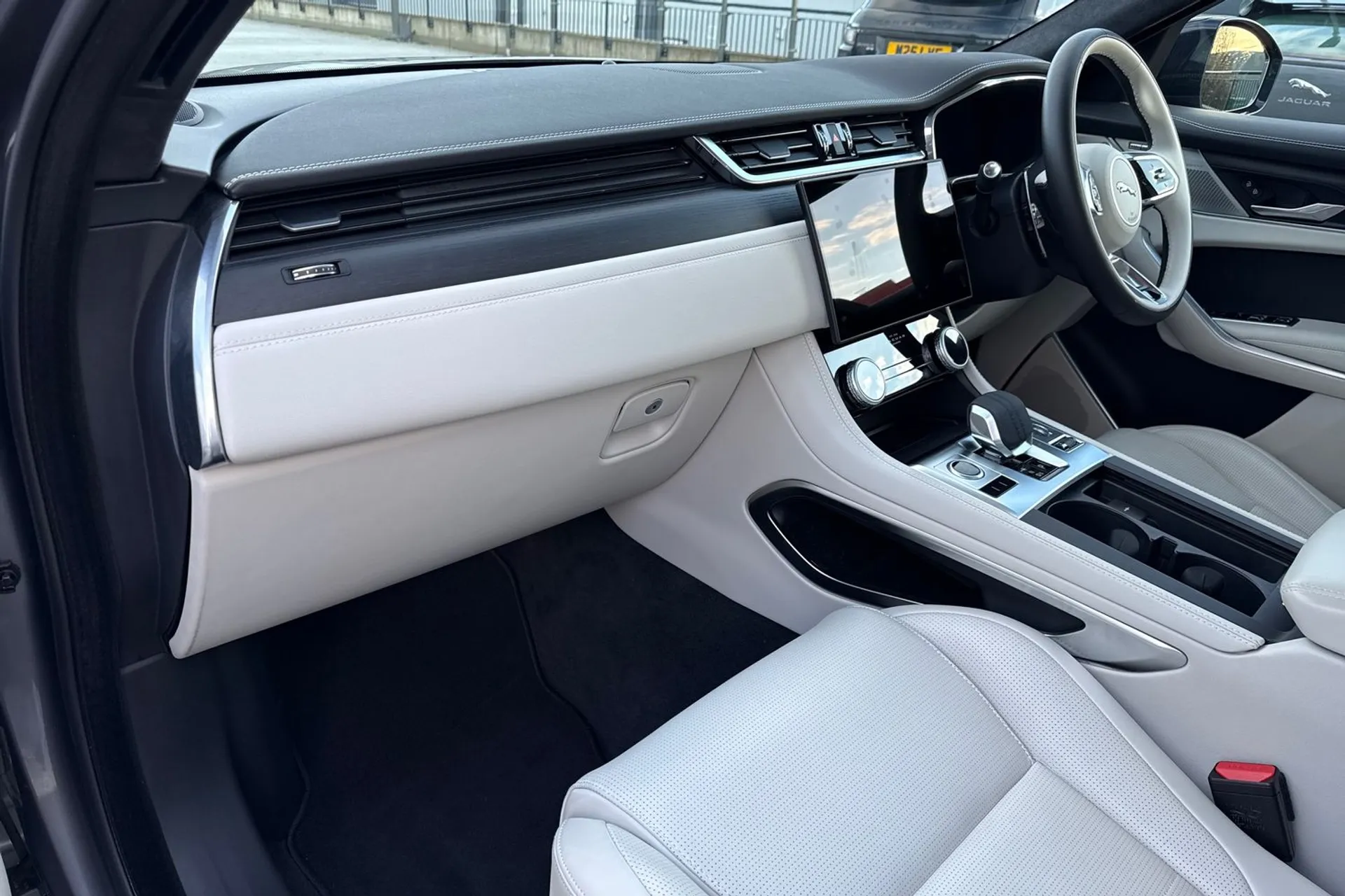 Jaguar F-PACE thumbnail image number 35