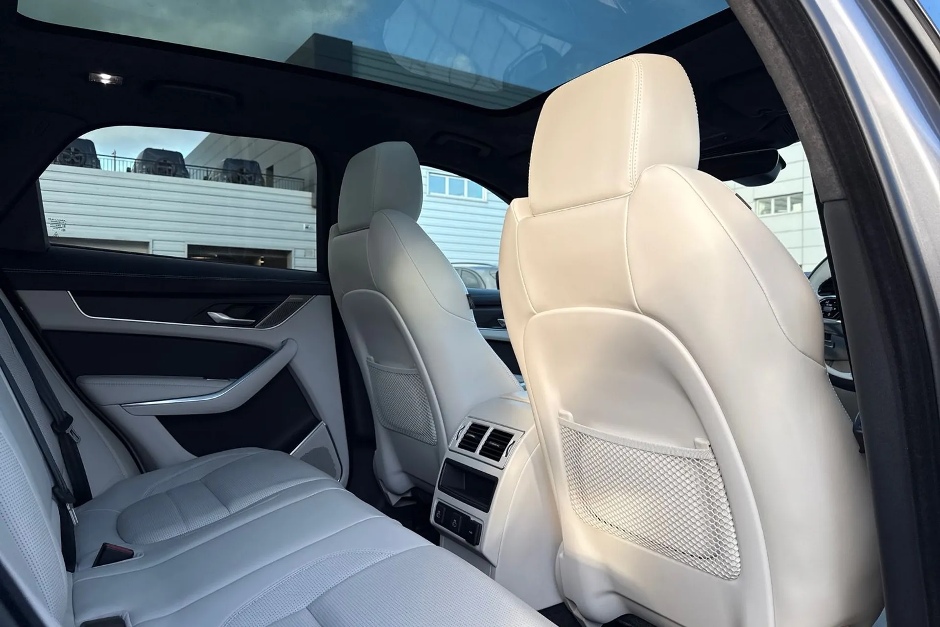 Jaguar F-PACE thumbnail image number 33