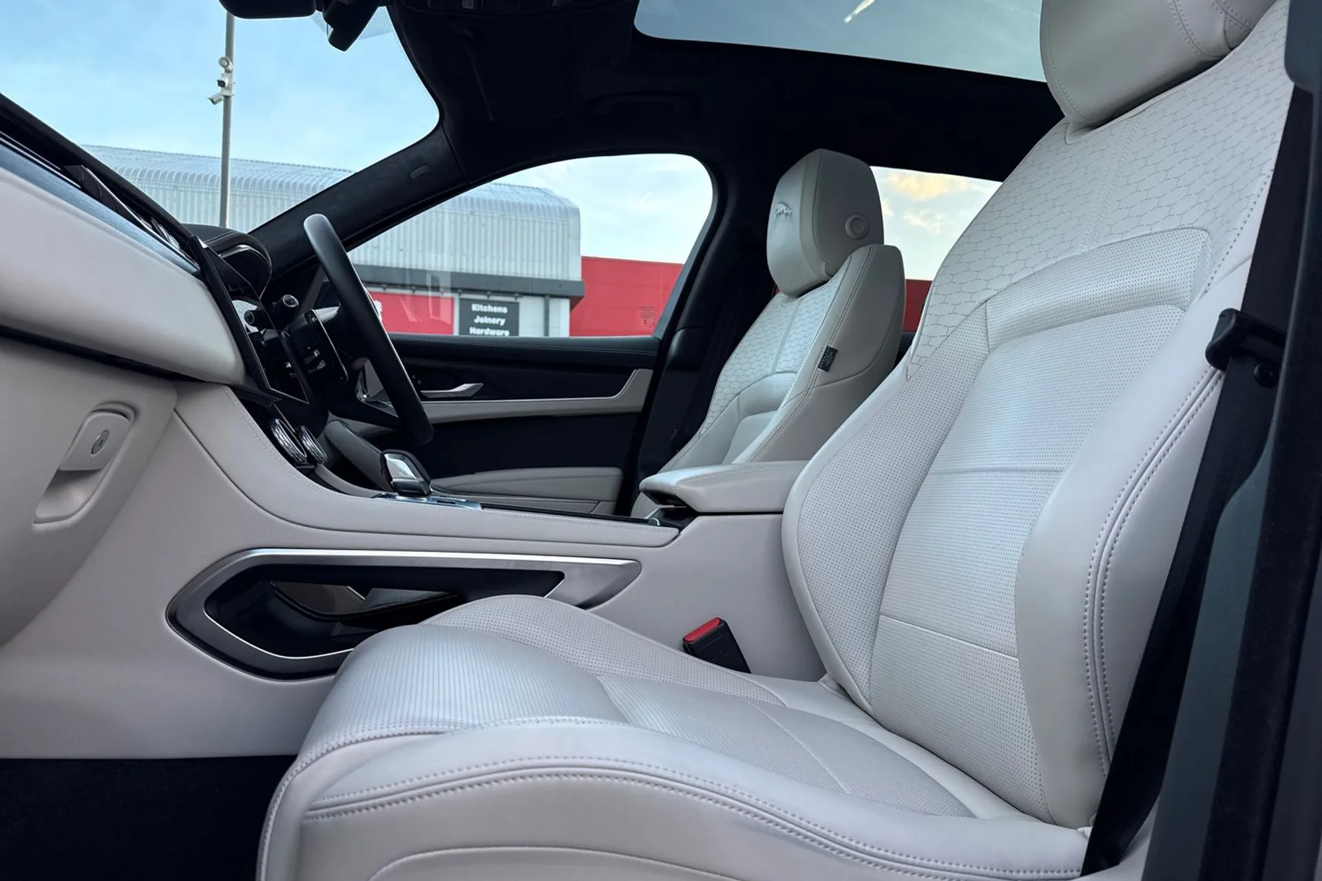 Jaguar F-PACE thumbnail image number 36