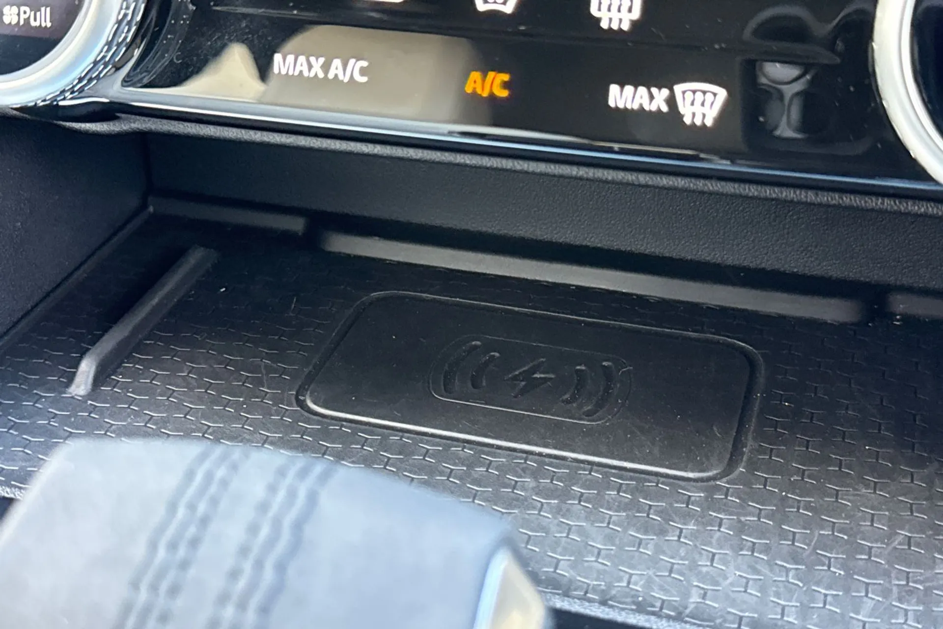 Jaguar F-PACE thumbnail image number 52