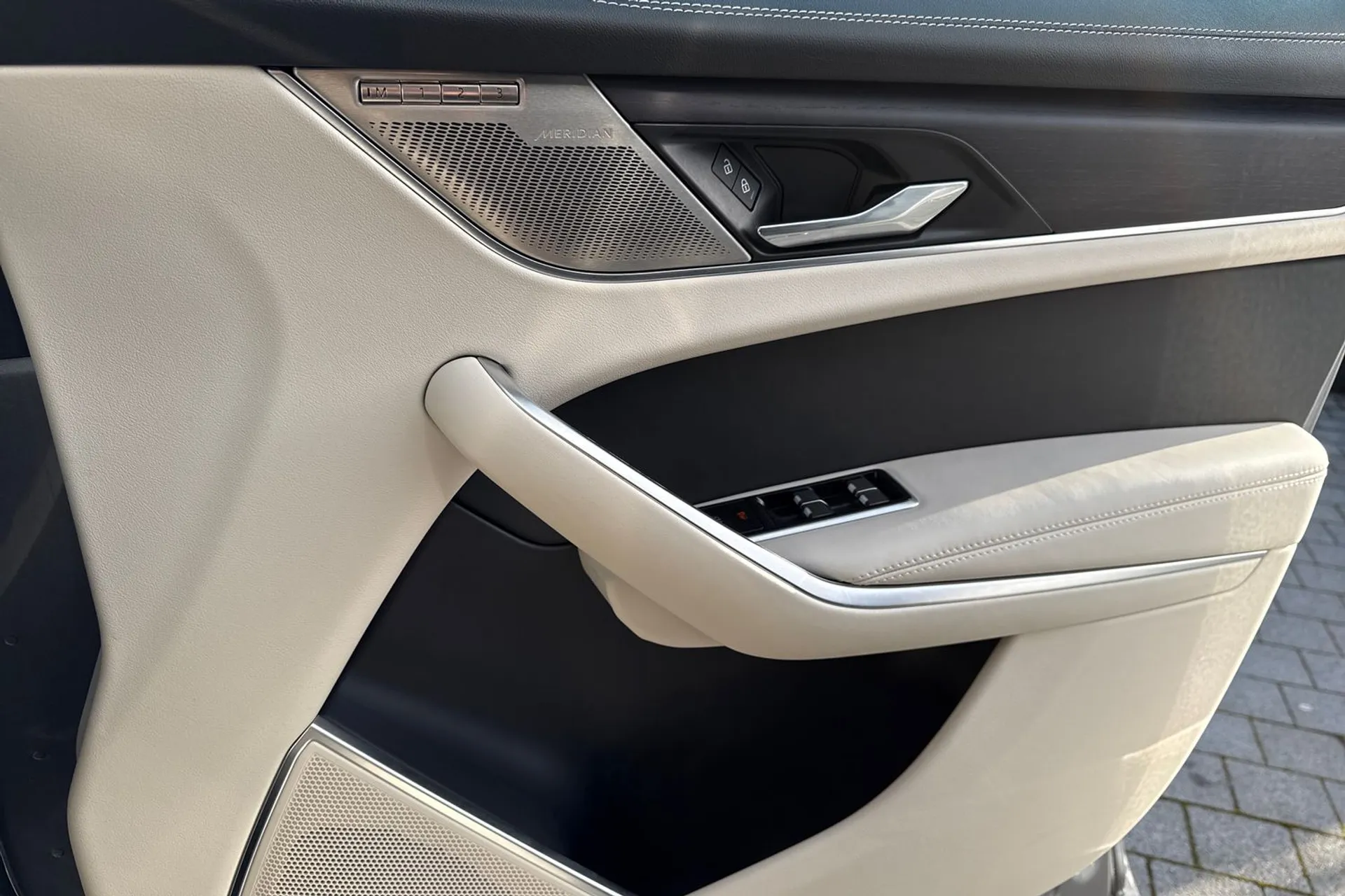 Jaguar F-PACE thumbnail image number 46