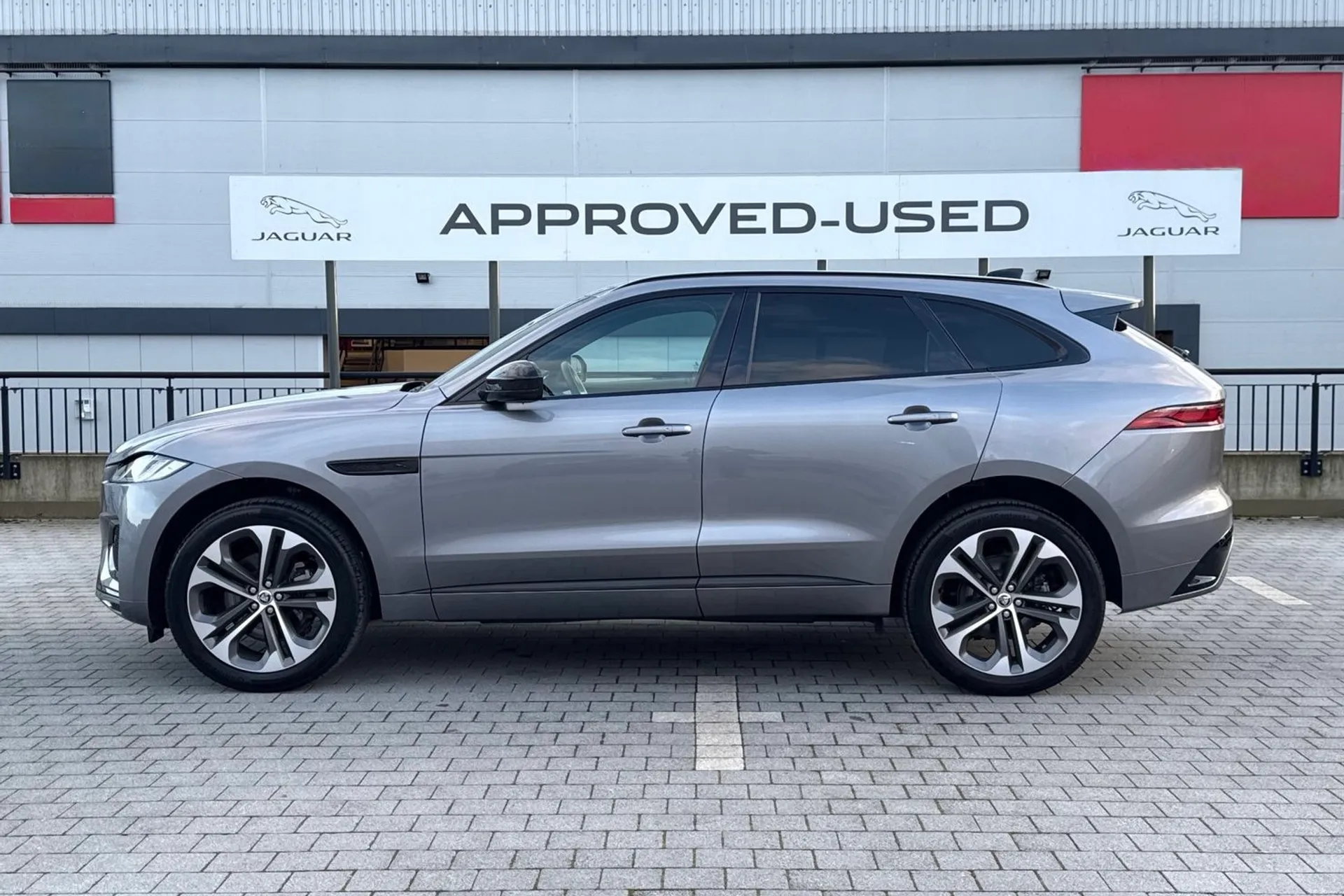 Jaguar F-PACE thumbnail image number 11