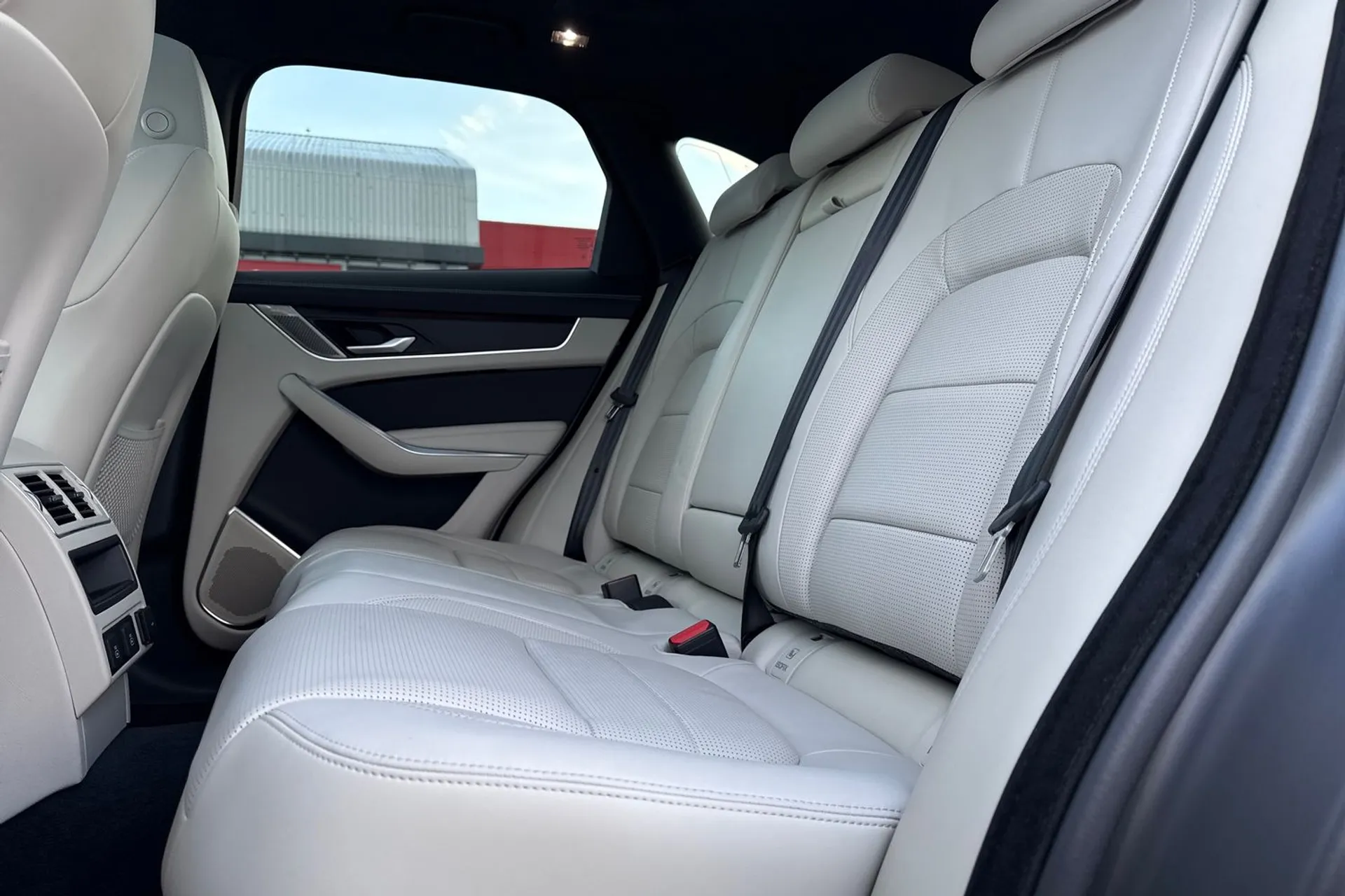 Jaguar F-PACE thumbnail image number 37