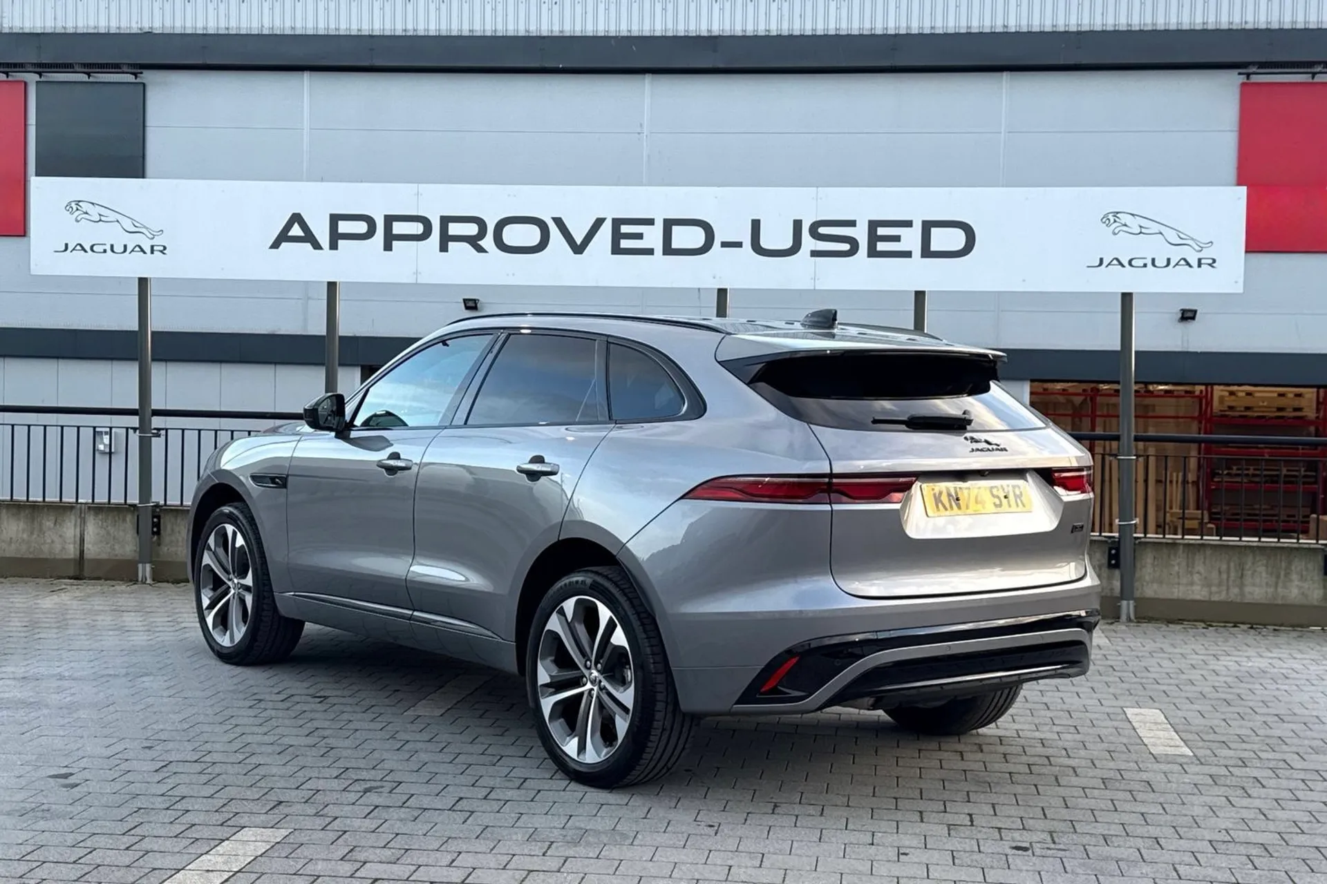 Jaguar F-PACE thumbnail image number 10