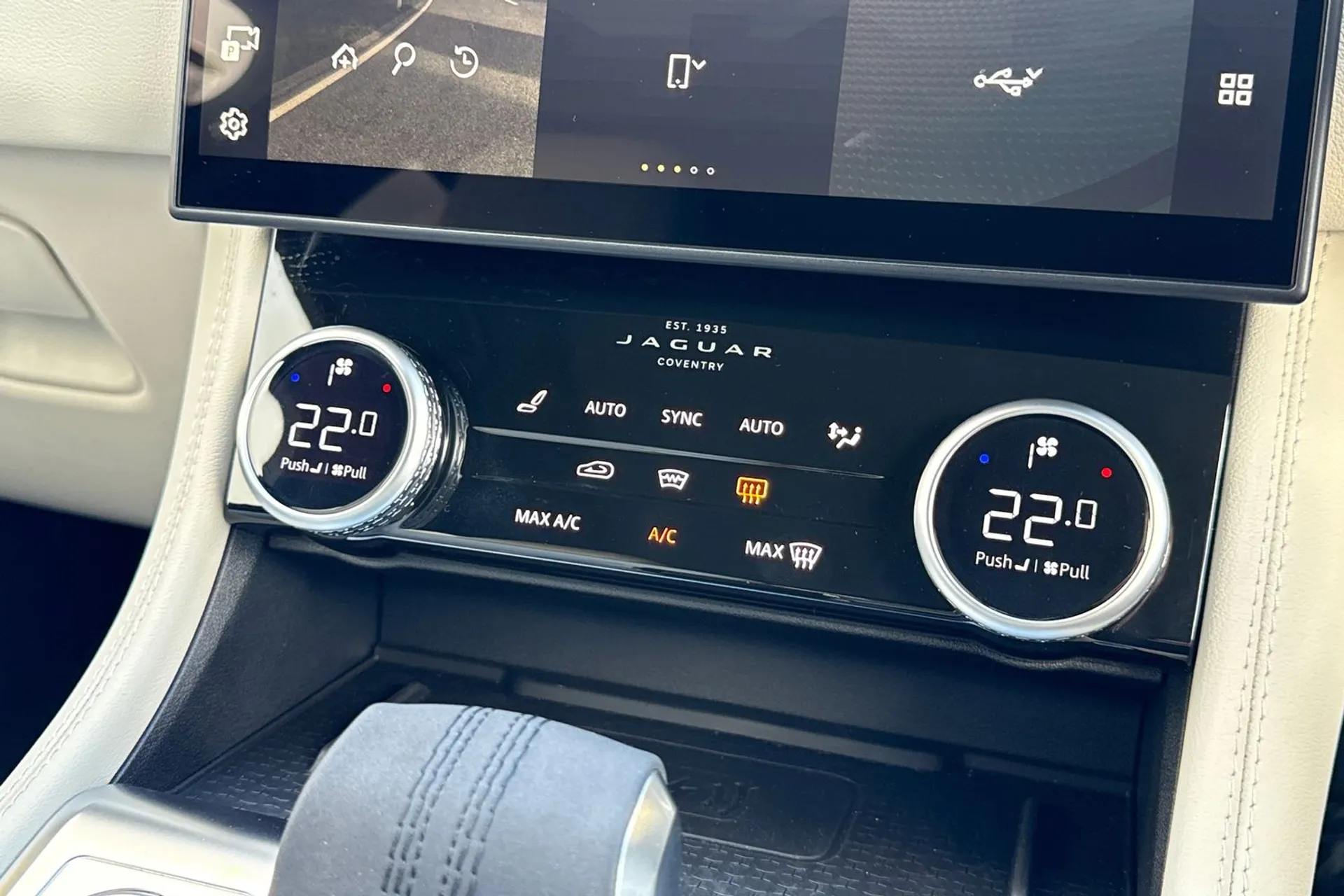 Jaguar F-PACE thumbnail image number 45