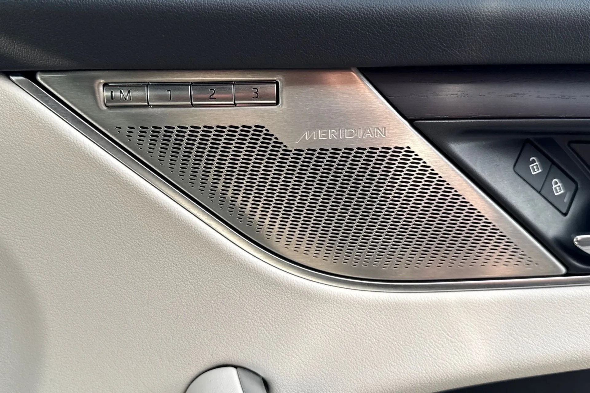 Jaguar F-PACE thumbnail image number 47