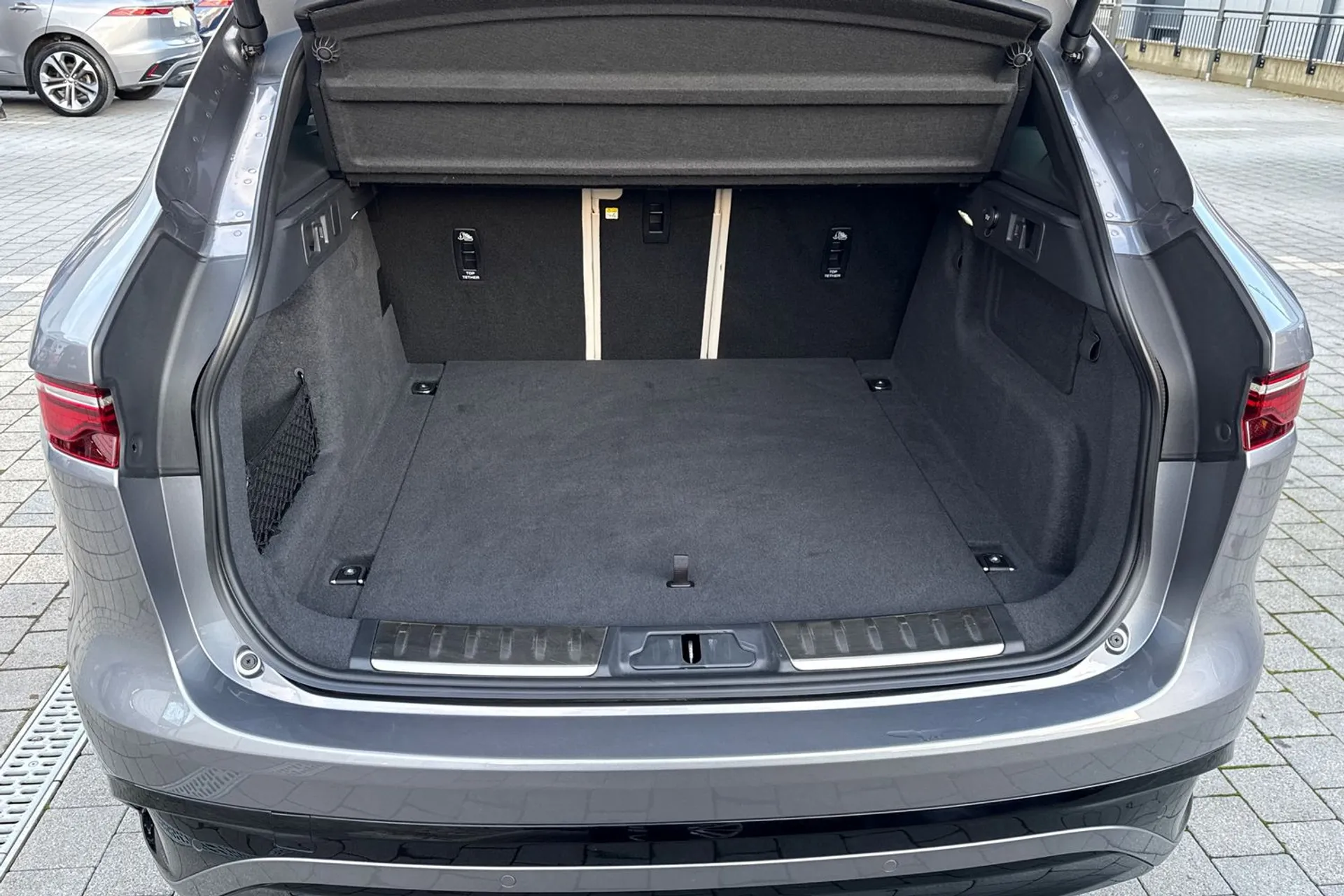 Jaguar F-PACE thumbnail image number 30