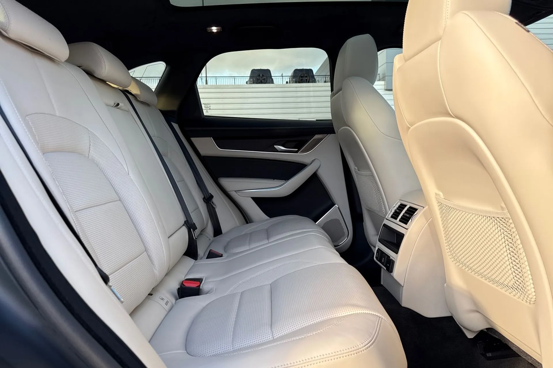 Jaguar F-PACE thumbnail image number 20