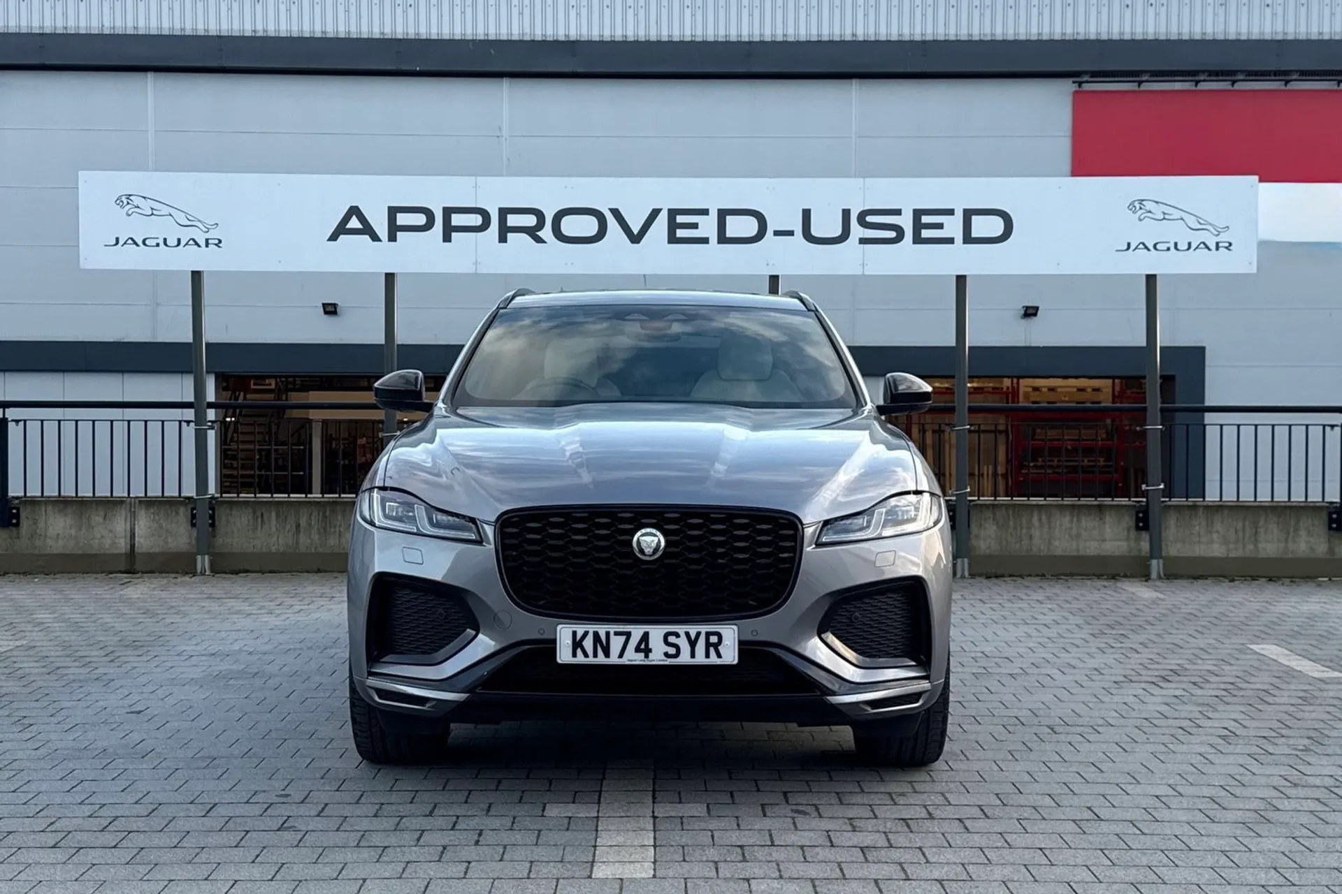 Jaguar F-PACE thumbnail image number 13