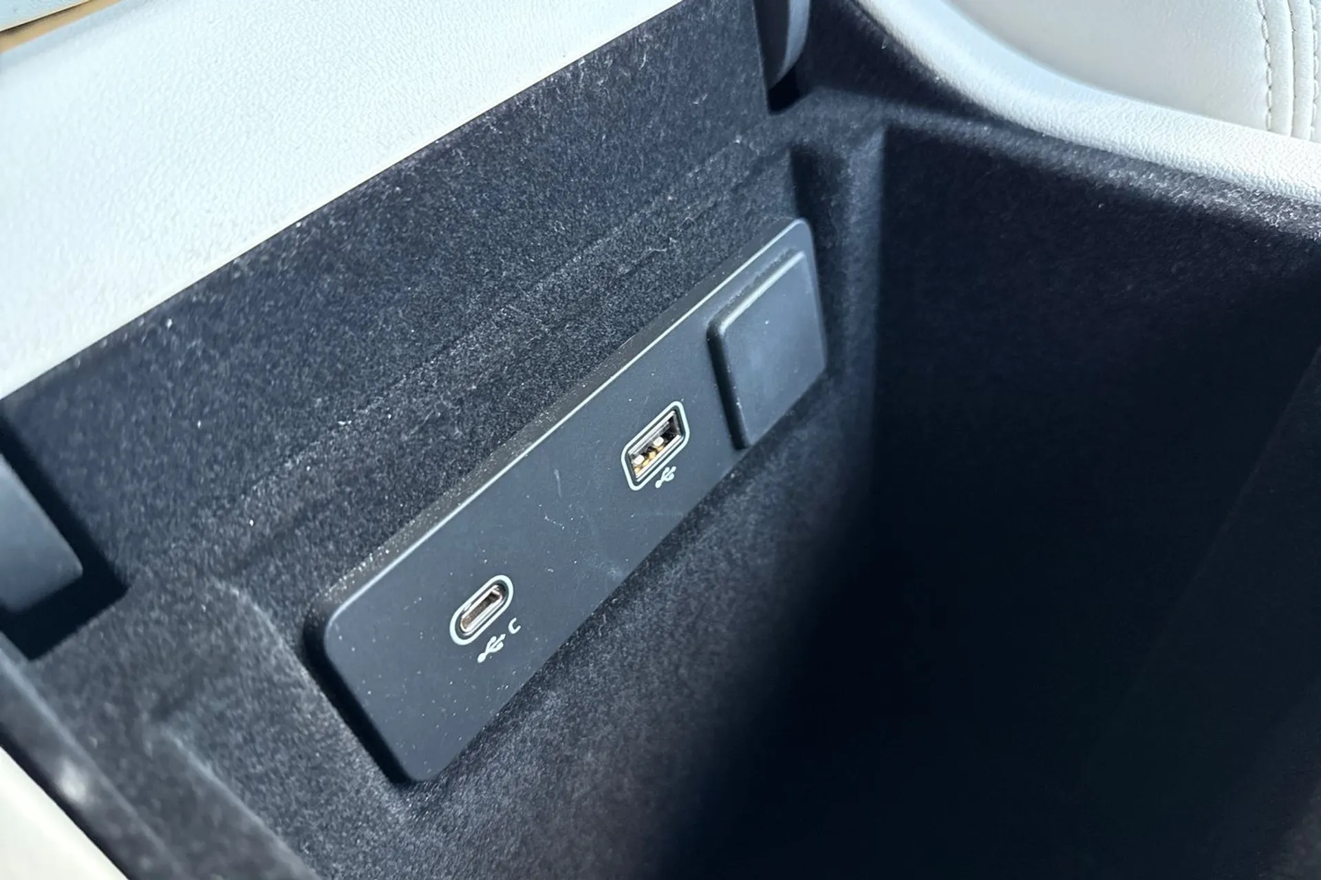 Jaguar F-PACE thumbnail image number 51