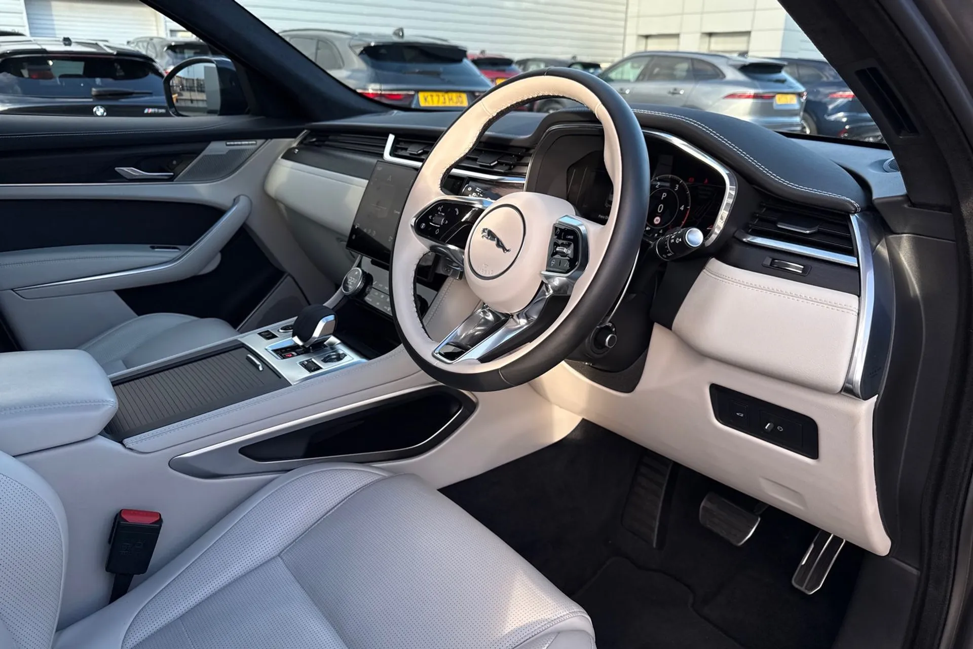 Jaguar F-PACE thumbnail image number 16