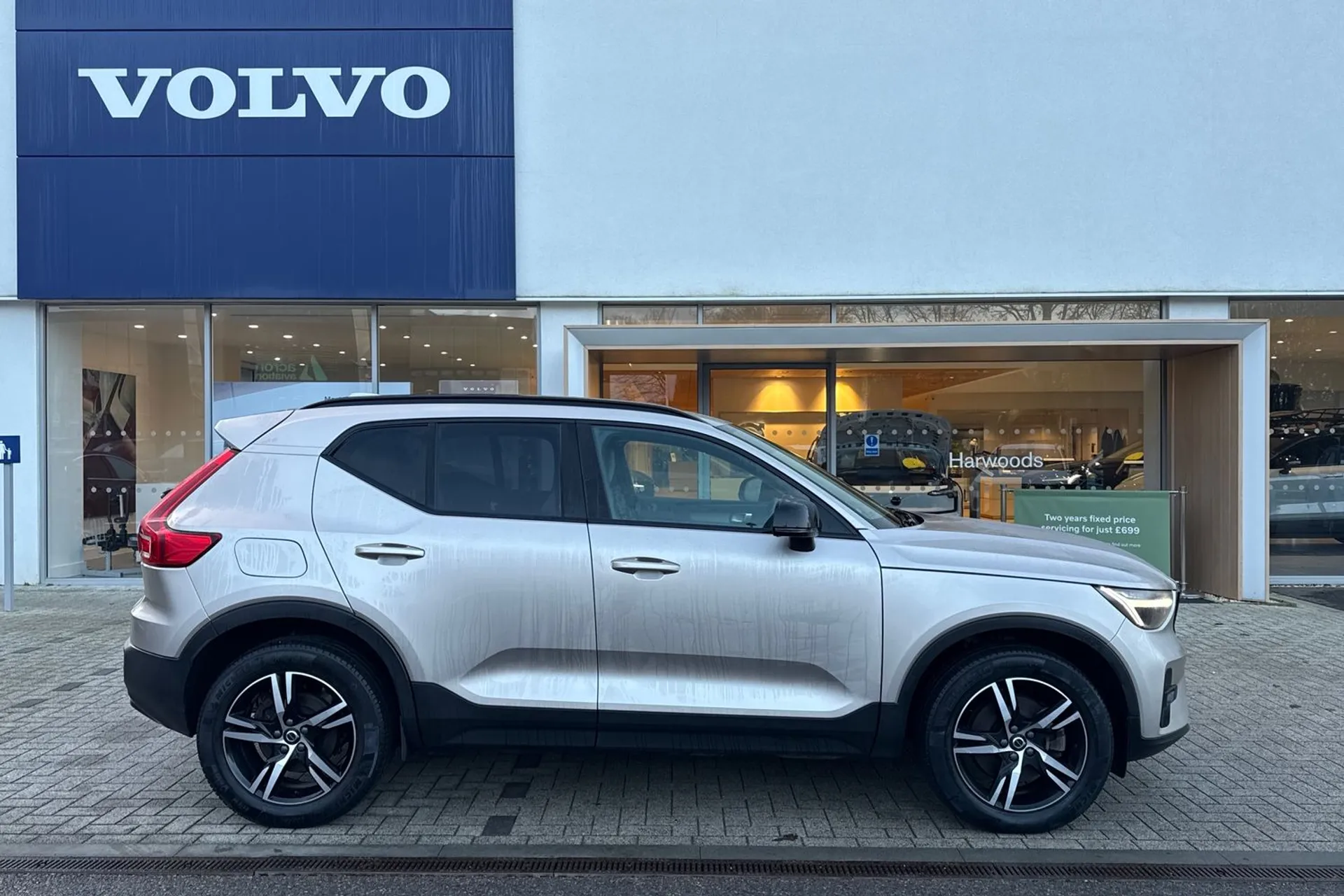 Volvo XC40 thumbnail image number 2
