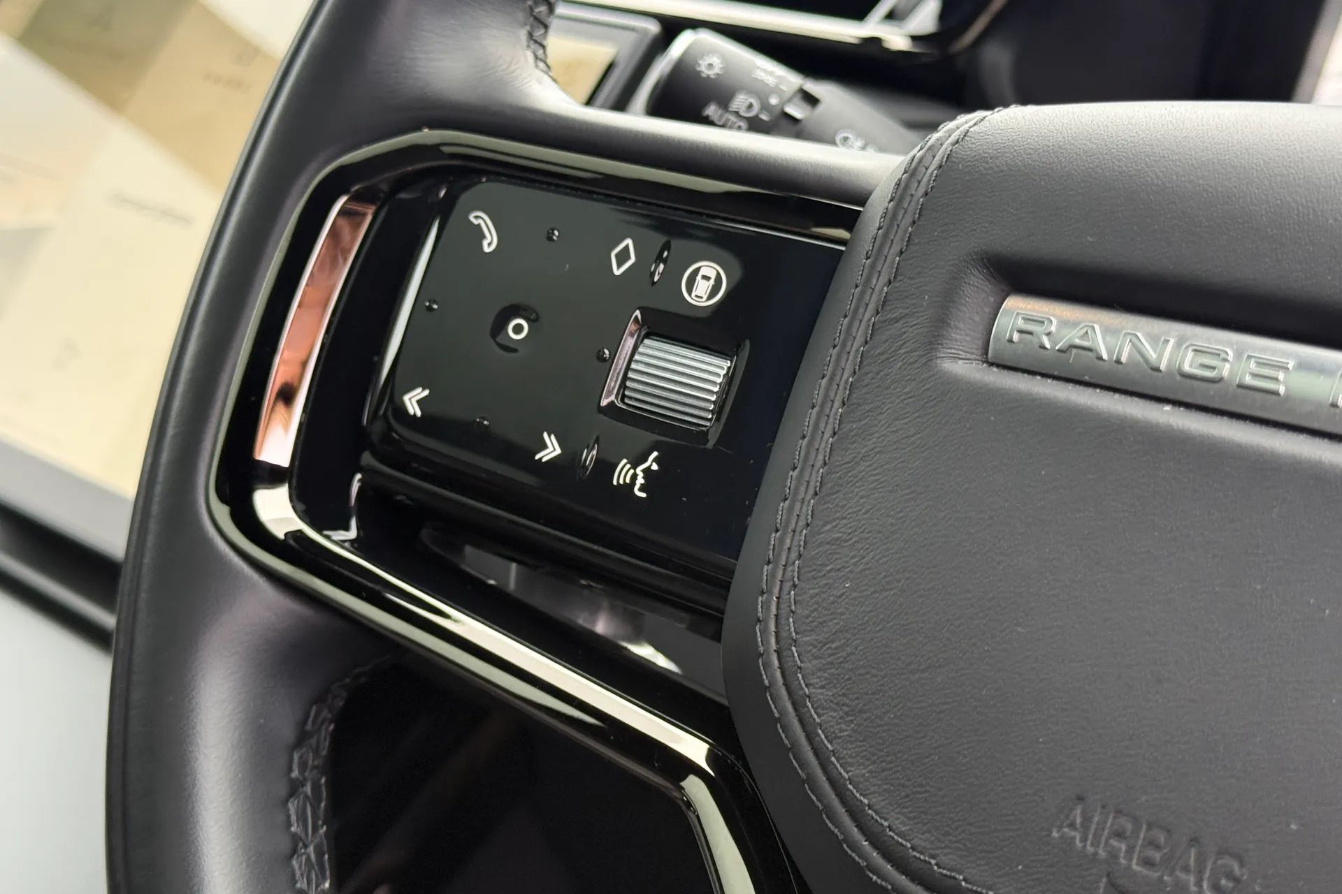 LAND ROVER RANGE ROVER VELAR thumbnail image number 35