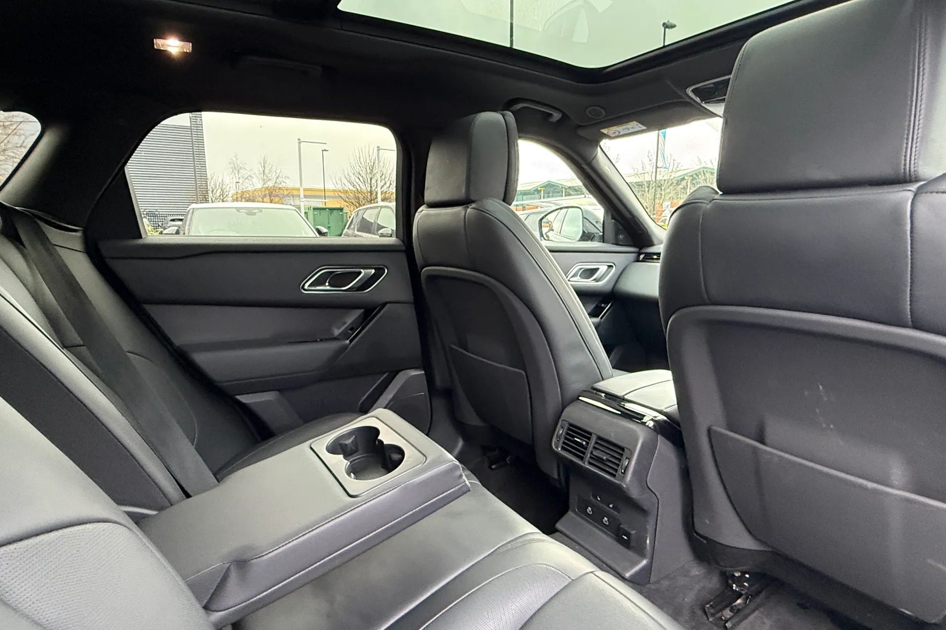 LAND ROVER RANGE ROVER VELAR thumbnail image number 28