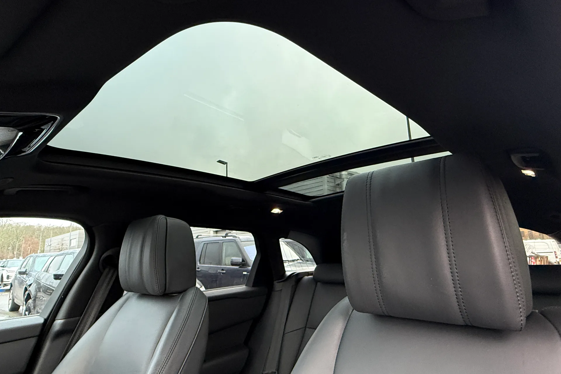 LAND ROVER RANGE ROVER VELAR thumbnail image number 4