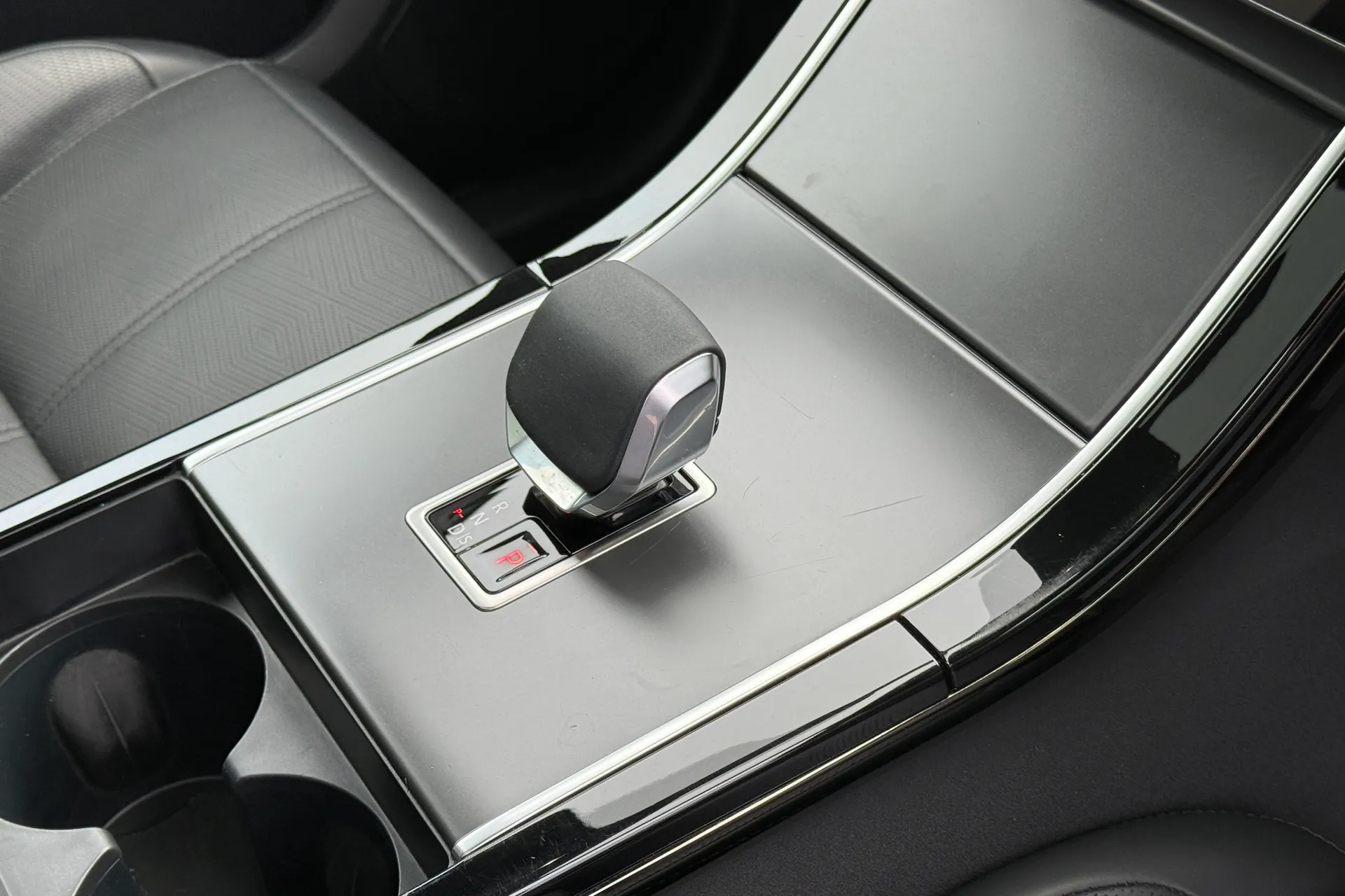 LAND ROVER RANGE ROVER VELAR thumbnail image number 19