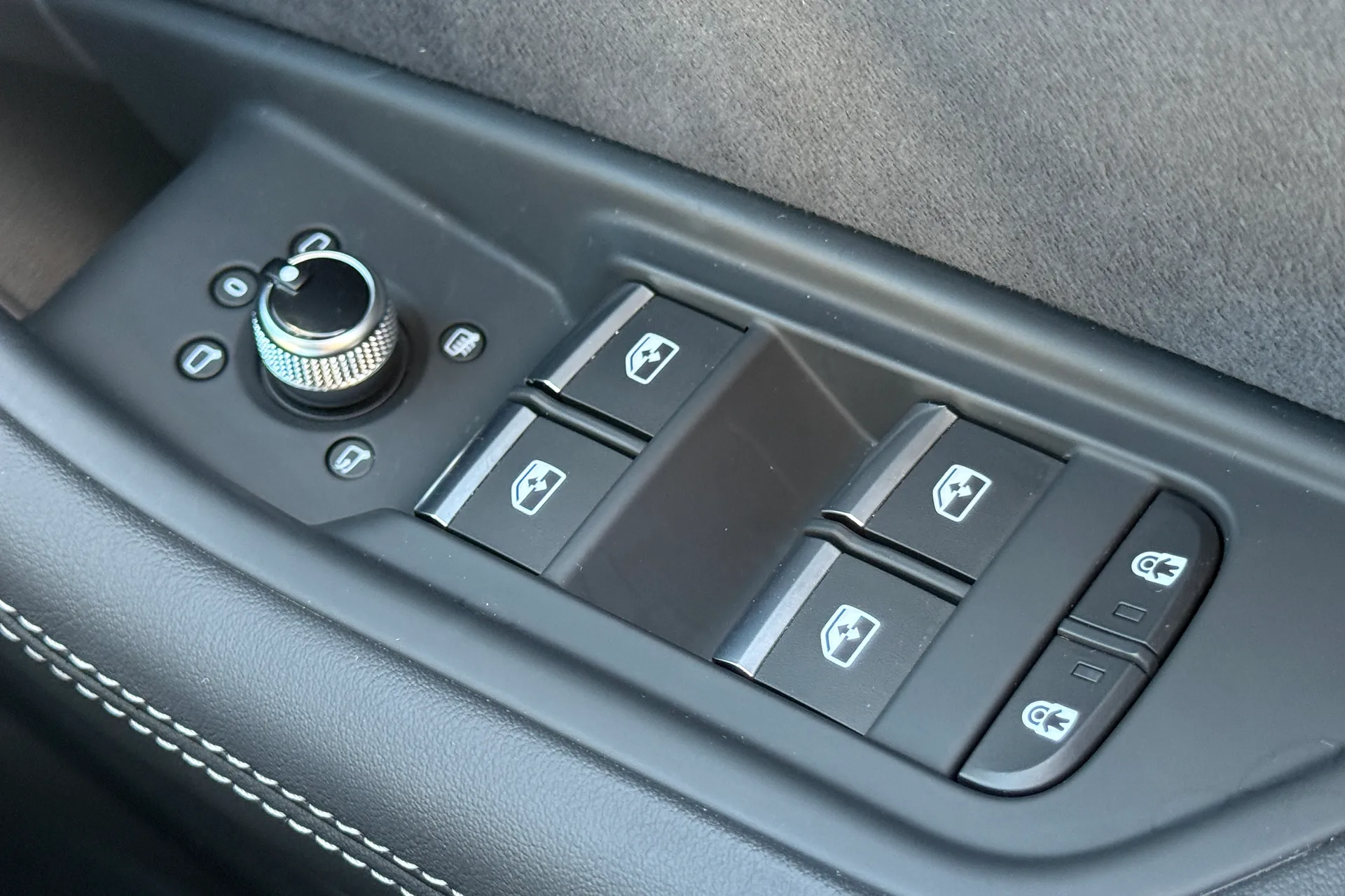 Audi RS4 thumbnail image number 24