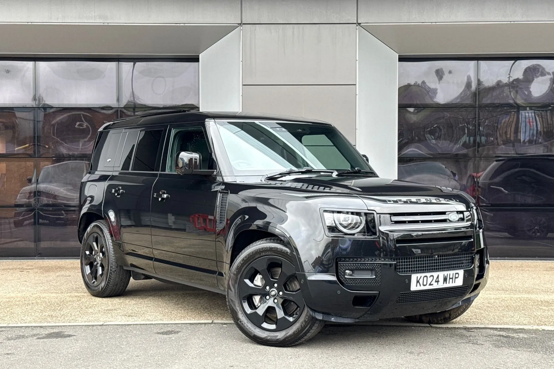 LAND ROVER DEFENDER focused image