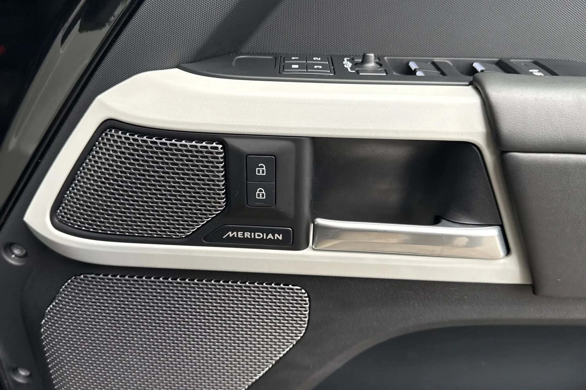 LAND ROVER DEFENDER thumbnail image number 27