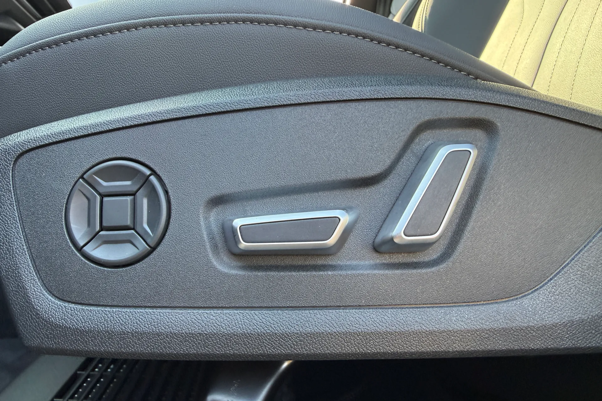 Audi Q3 thumbnail image number 21