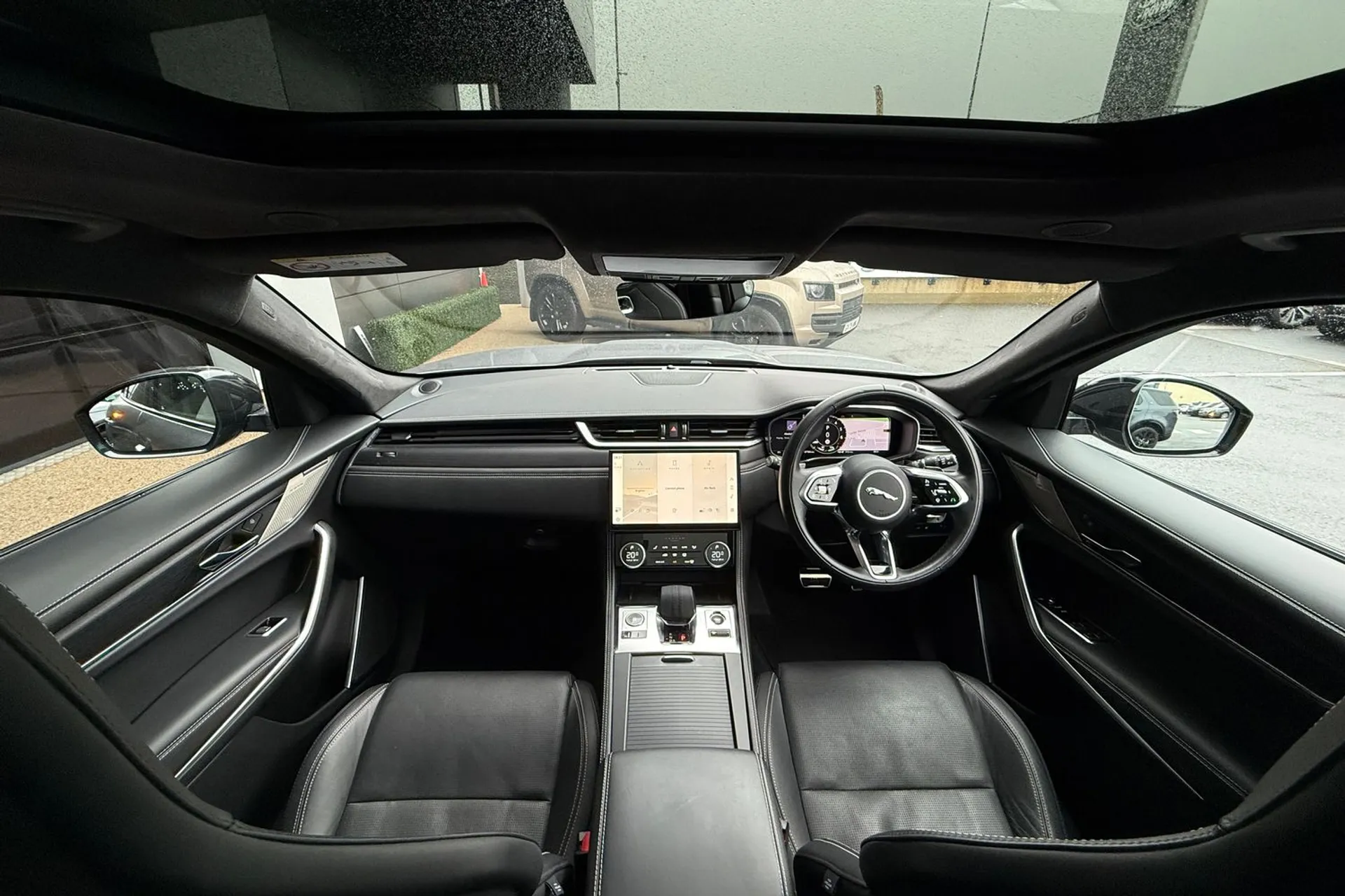 Jaguar F-PACE thumbnail image number 3