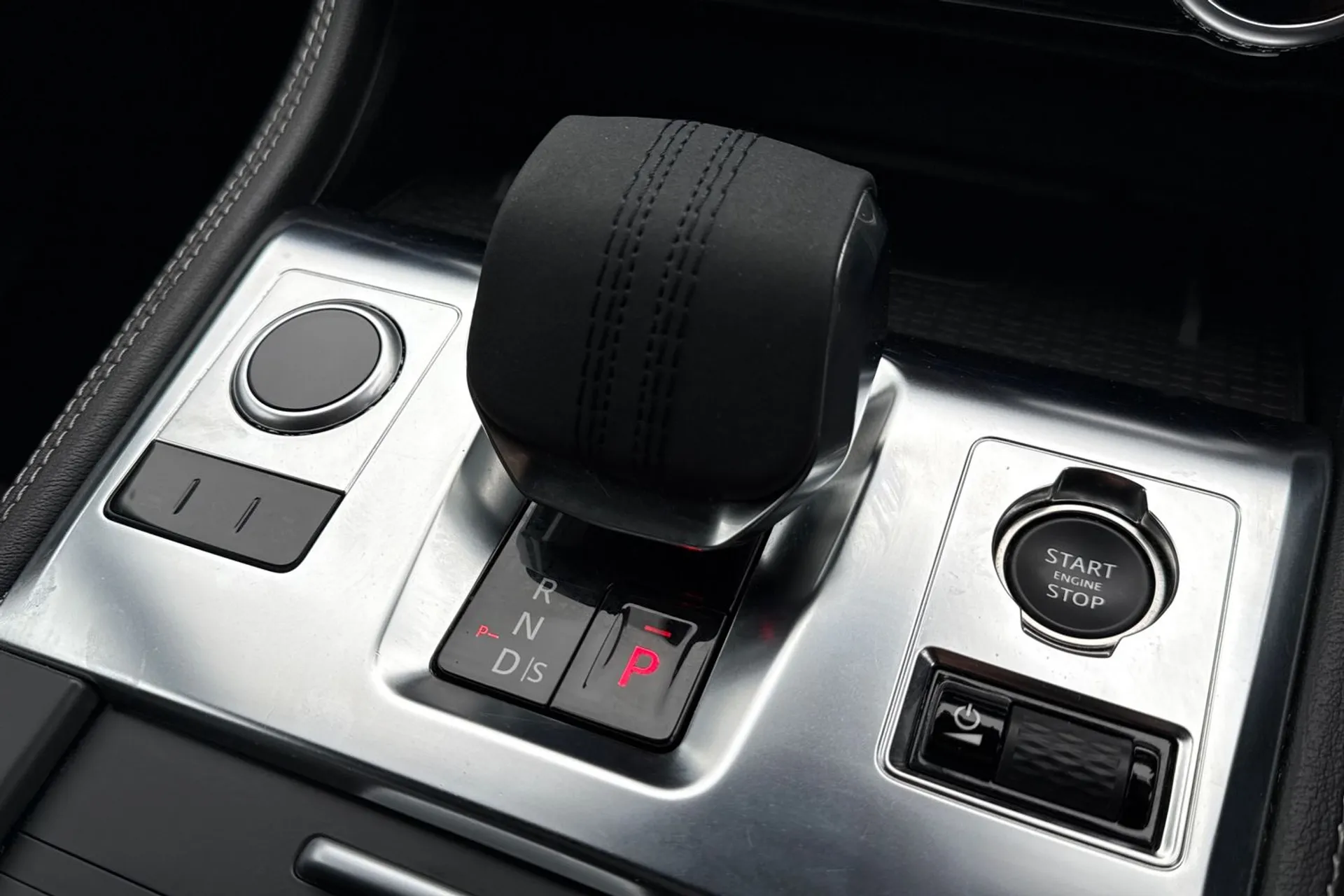 Jaguar F-PACE thumbnail image number 48