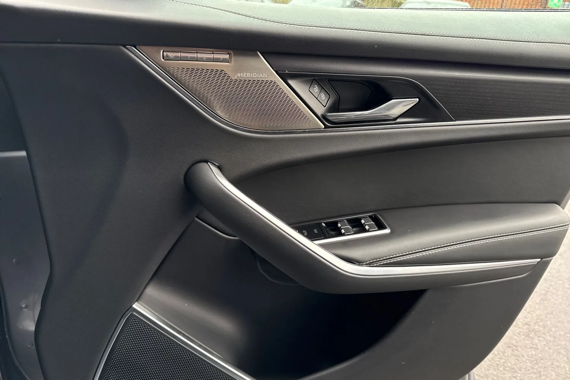 Jaguar F-PACE thumbnail image number 52