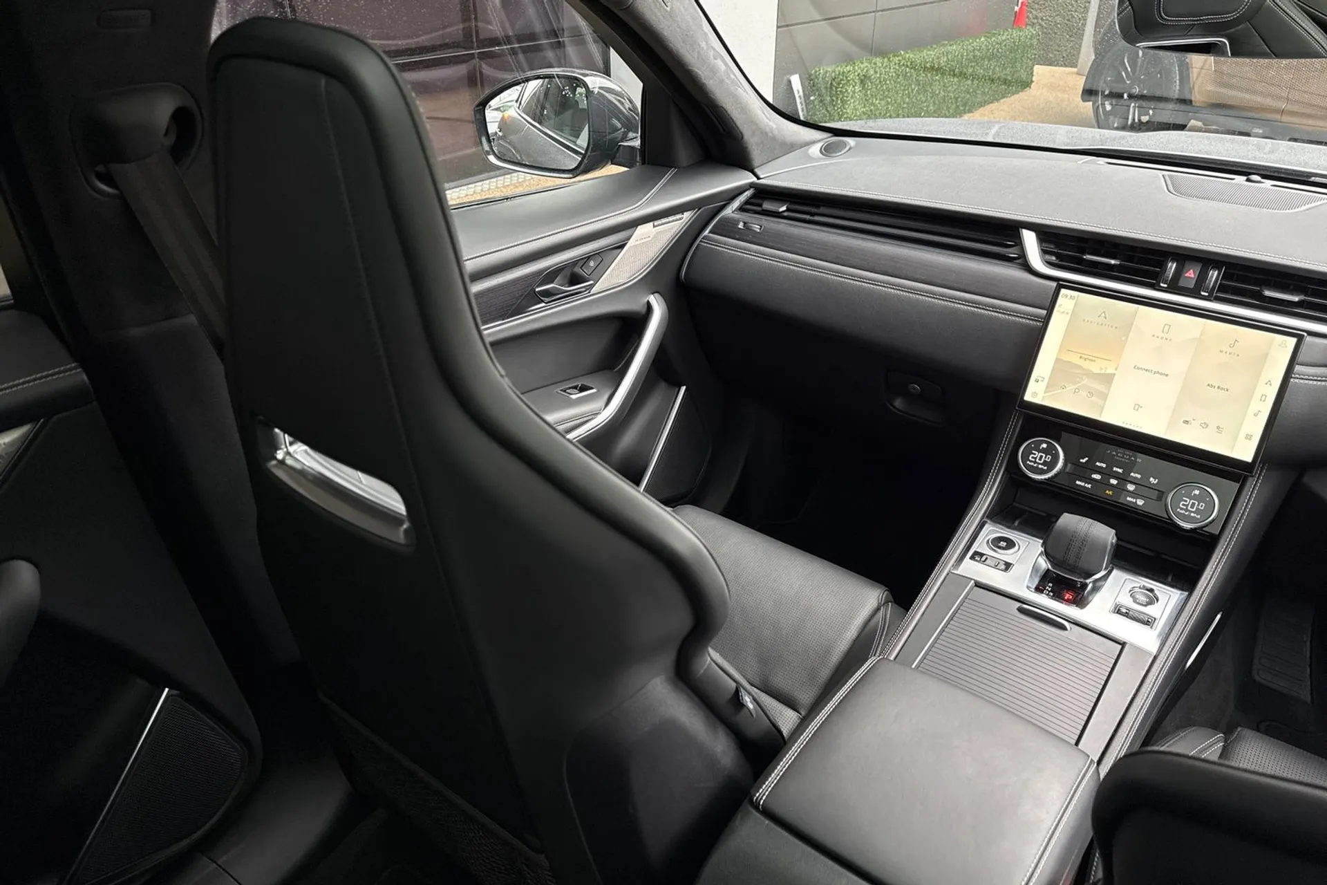 Jaguar F-PACE thumbnail image number 43