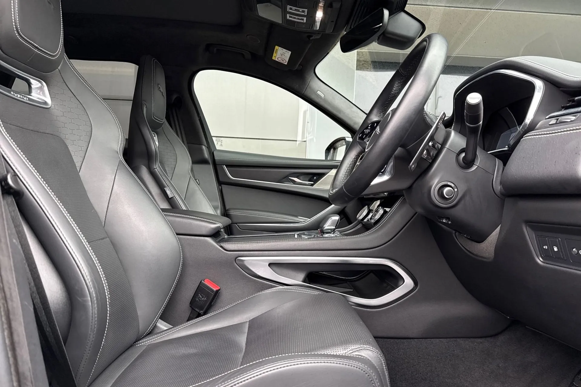 Jaguar F-PACE thumbnail image number 22