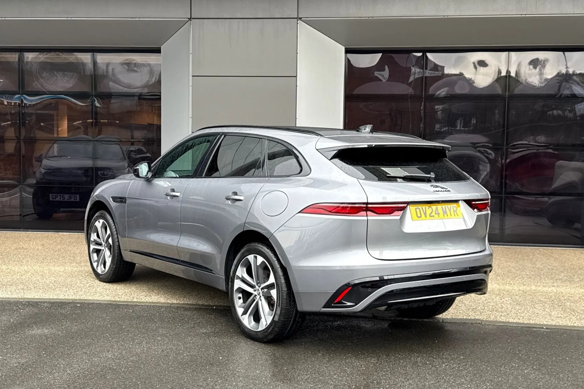 Jaguar F-PACE thumbnail image number 15
