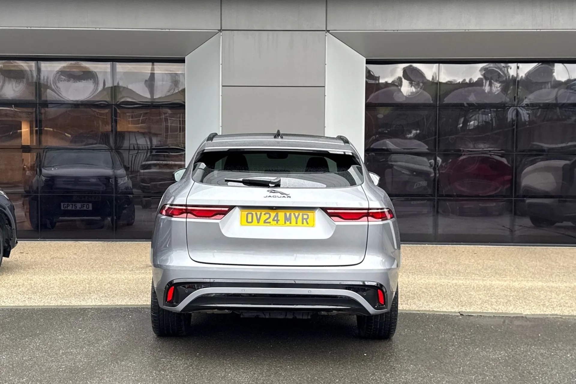 Jaguar F-PACE thumbnail image number 11