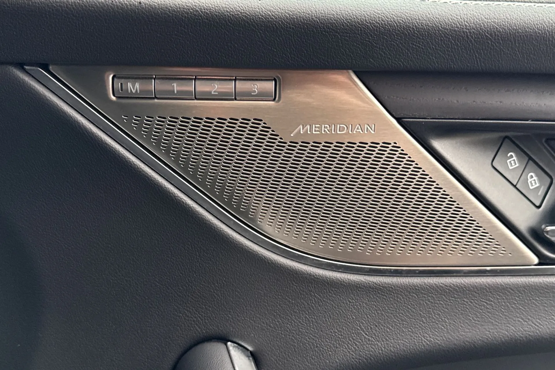 Jaguar F-PACE thumbnail image number 53