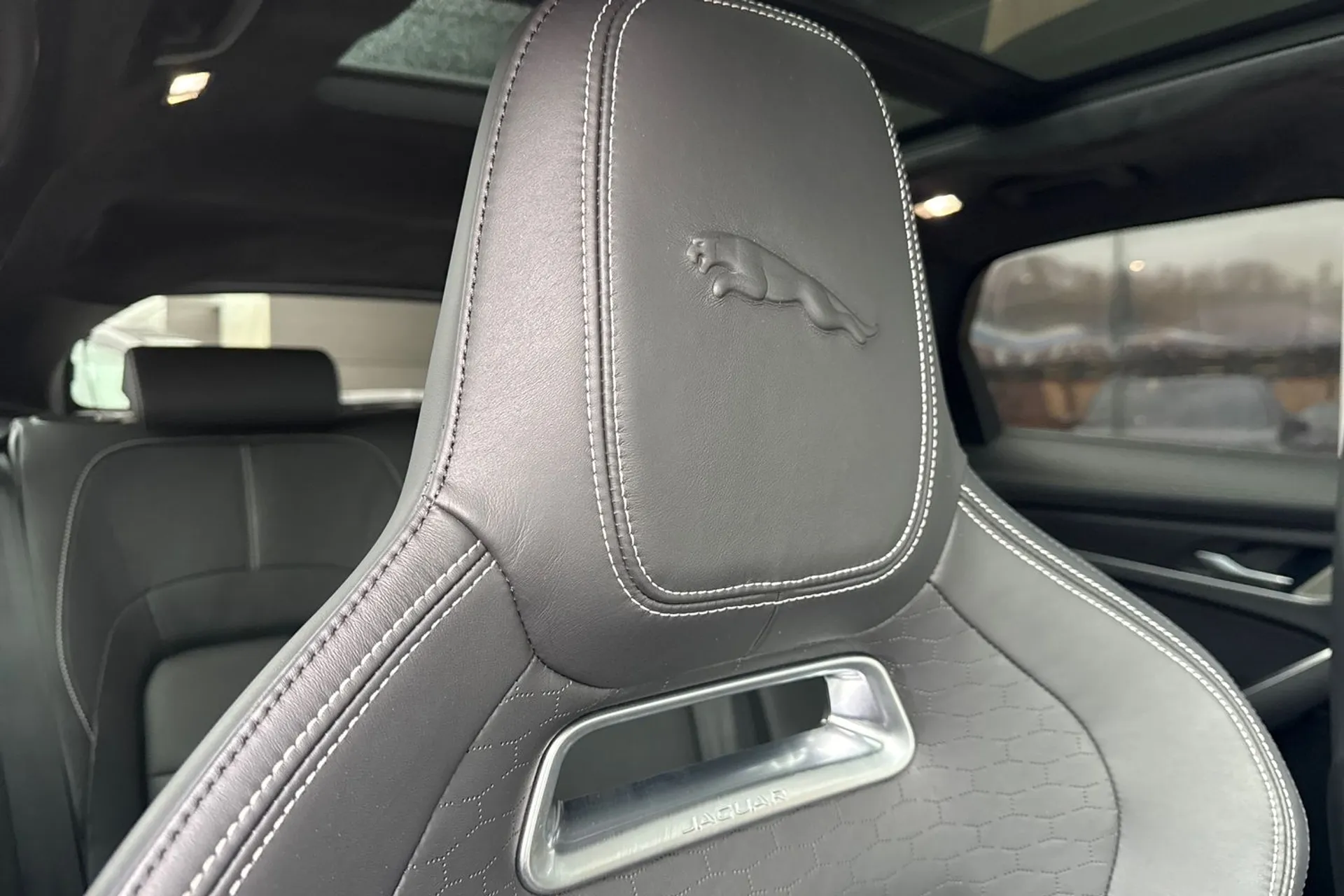 Jaguar F-PACE thumbnail image number 24