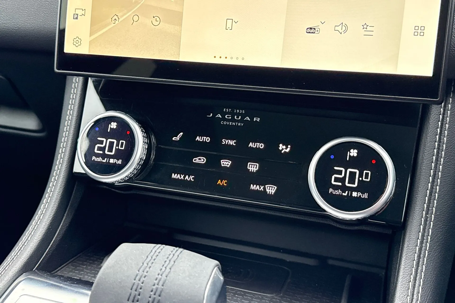 Jaguar F-PACE thumbnail image number 51