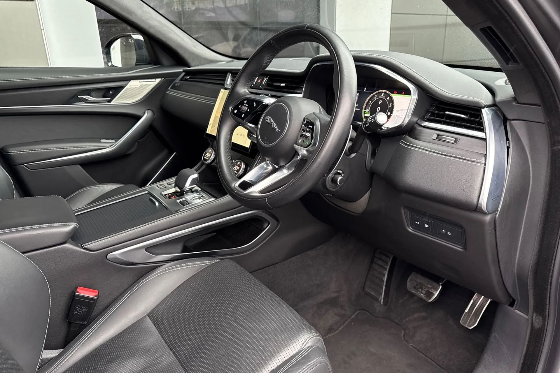 Jaguar F-PACE thumbnail image number 21