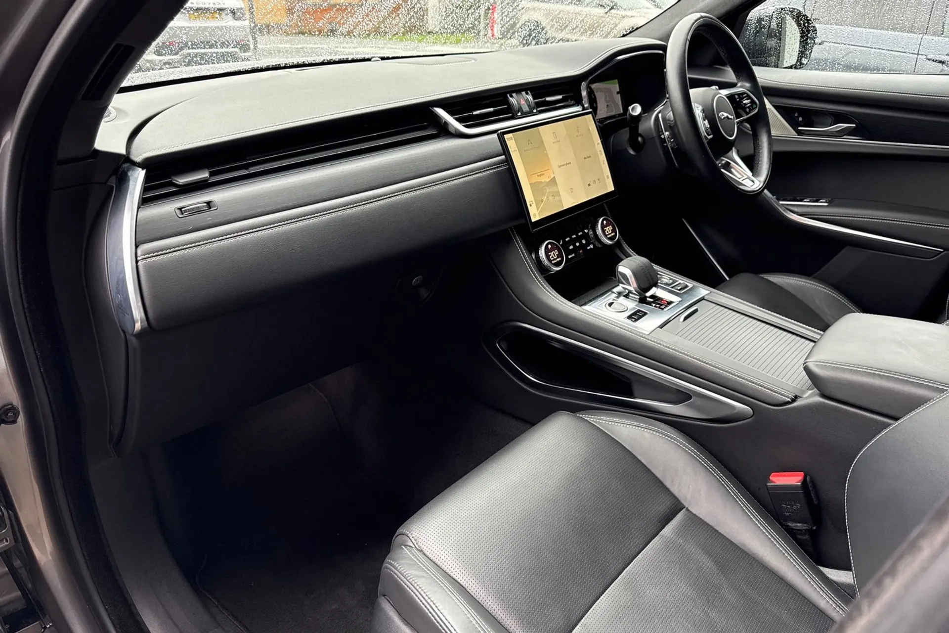 Jaguar F-PACE thumbnail image number 39