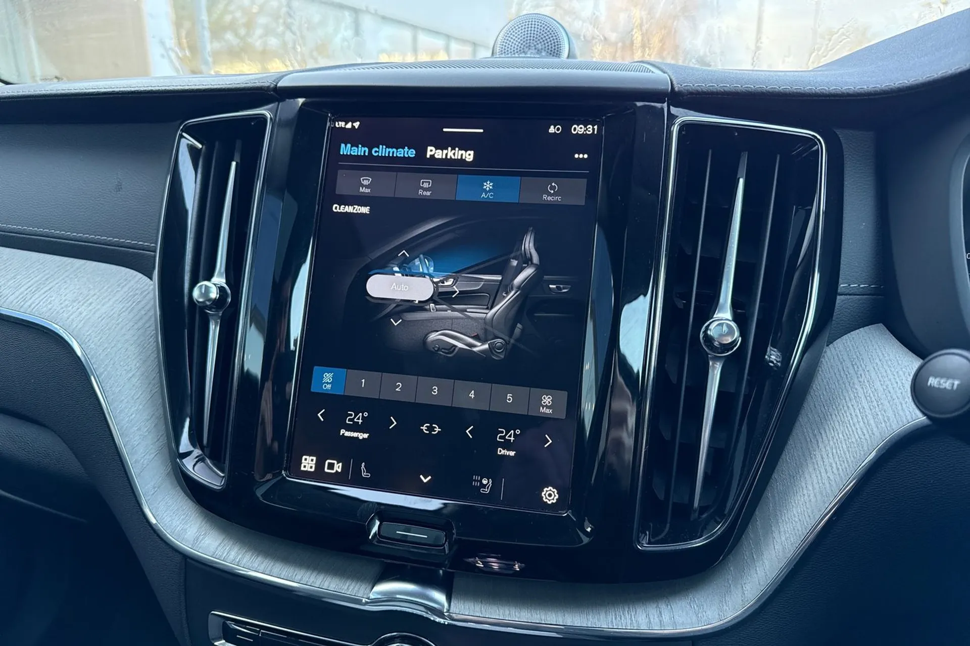 Volvo XC60 thumbnail image number 39