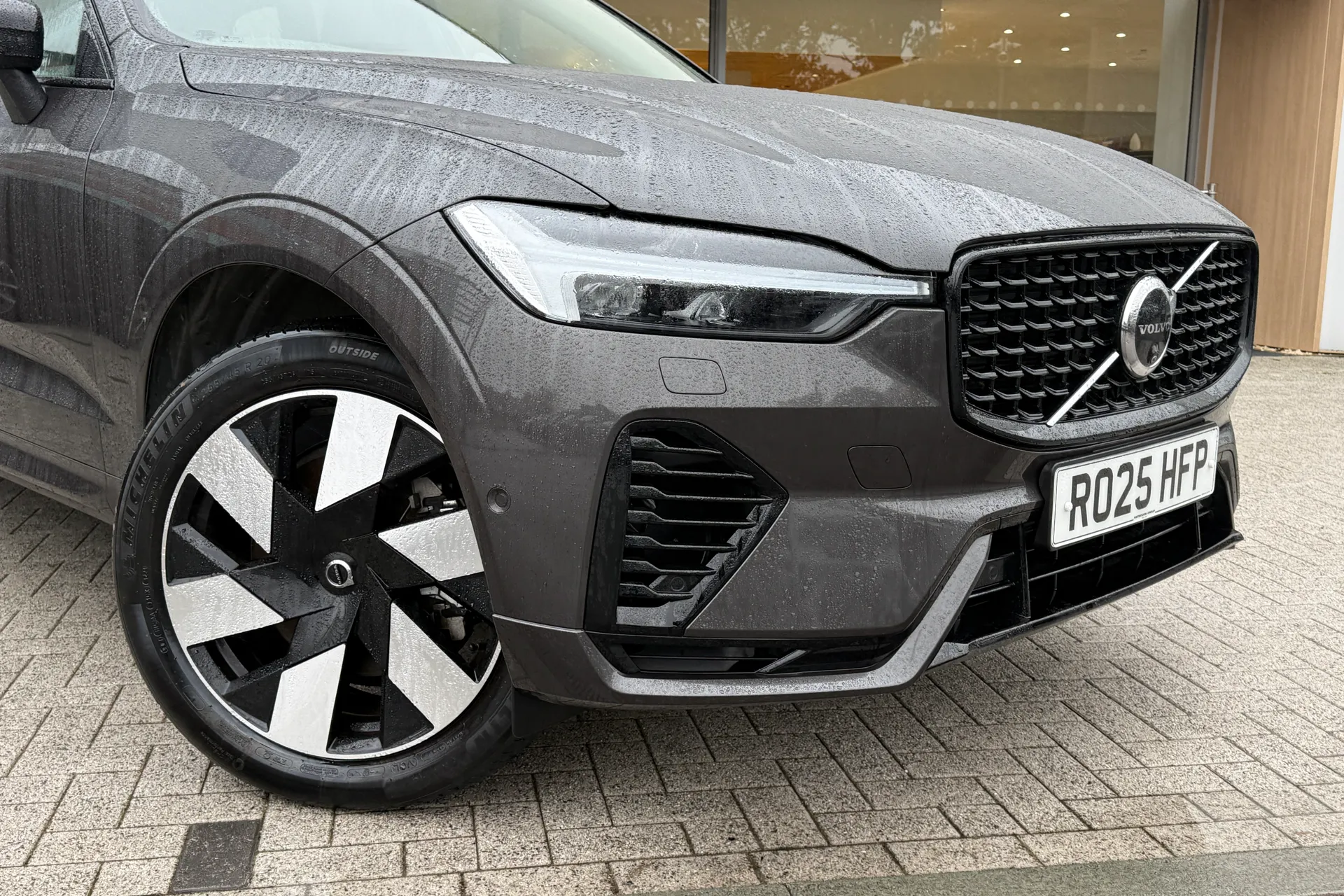 Volvo XC60 thumbnail image number 2