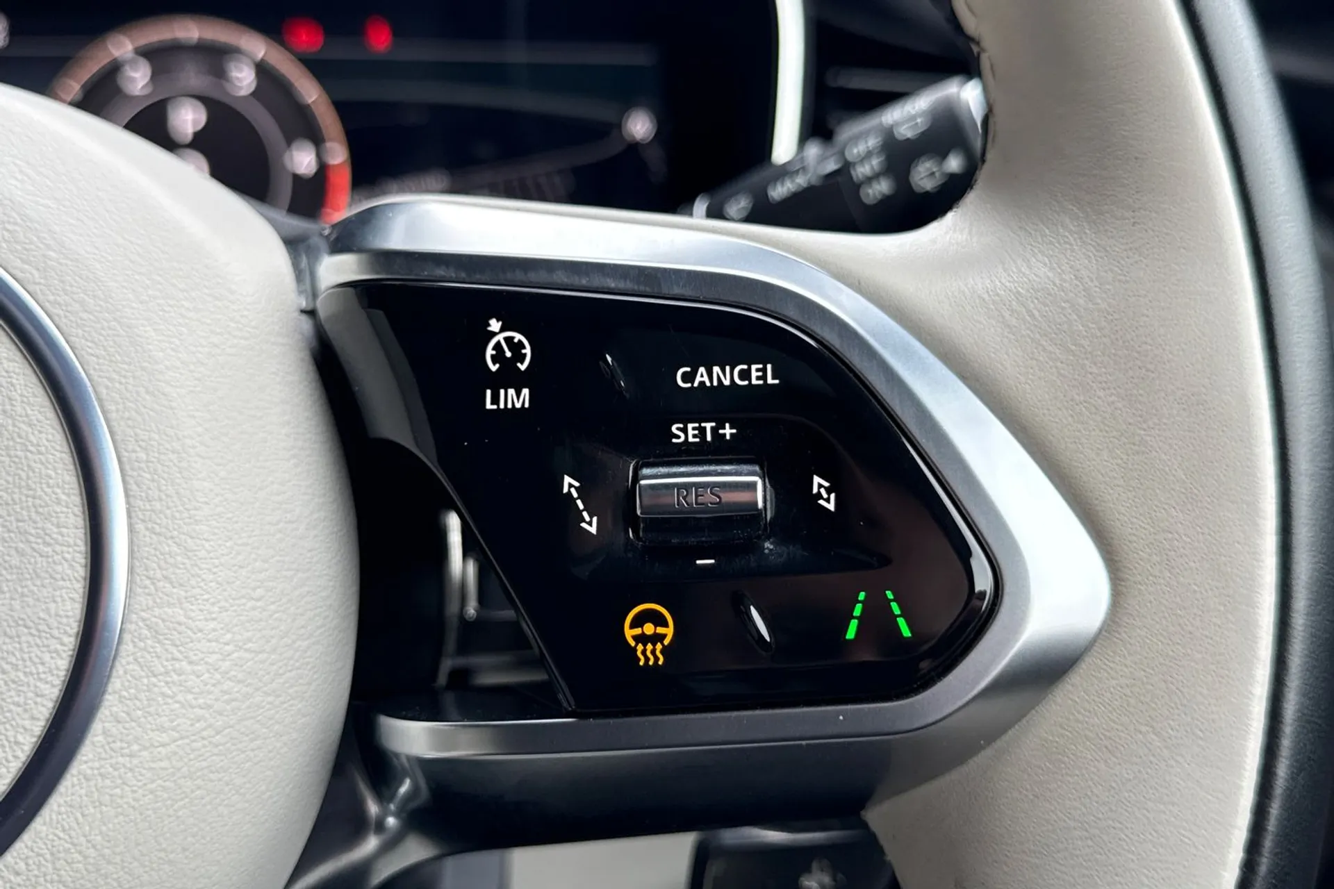 Jaguar F-PACE thumbnail image number 37