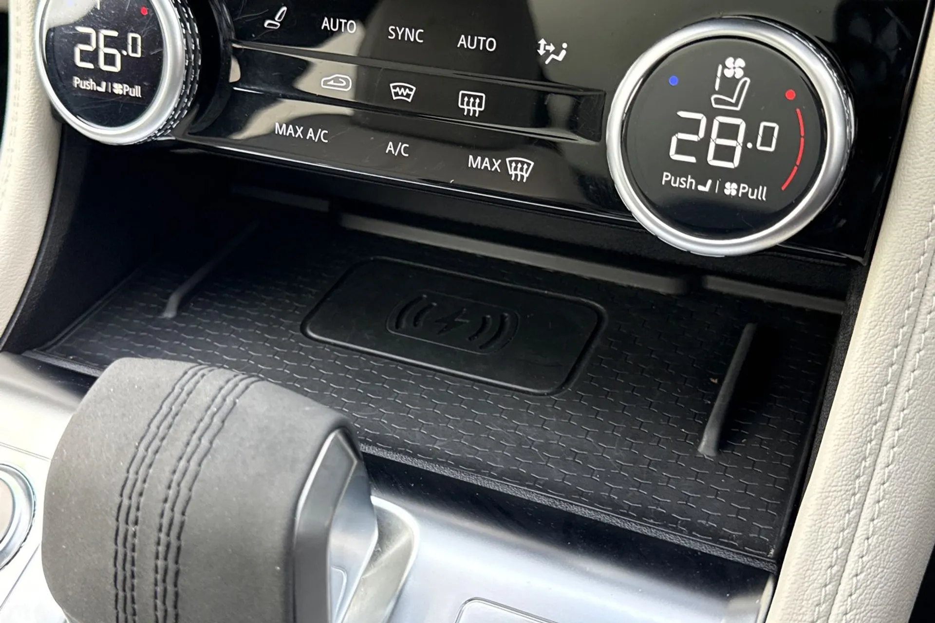 Jaguar F-PACE thumbnail image number 57