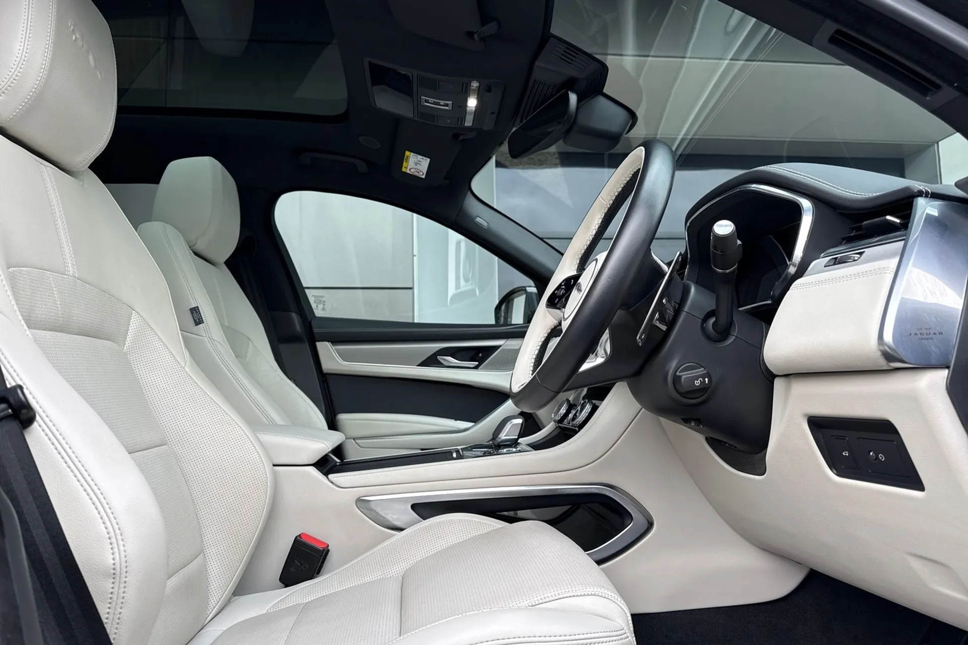 Jaguar F-PACE thumbnail image number 24