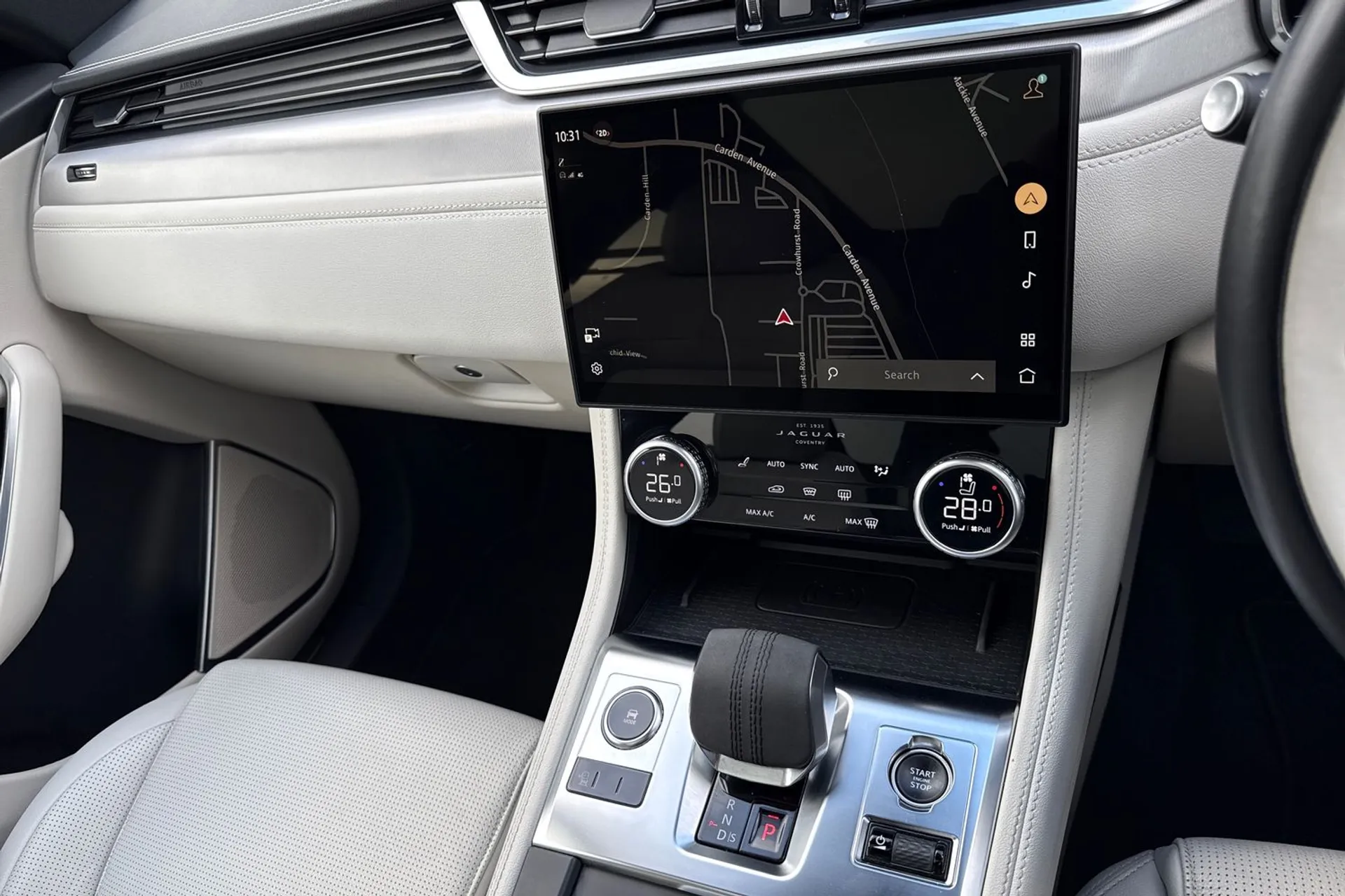 Jaguar F-PACE thumbnail image number 35